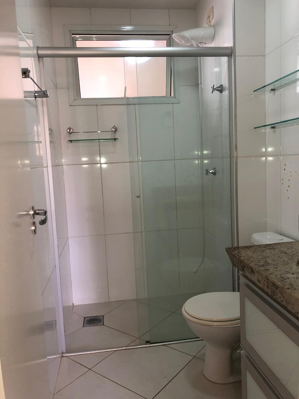 Apartamento à venda, Edifício Mirante do Lago, 76m² úteis, 3 quartos sendo 1 suíte, sacada com churrasqueira - Gleba Fazenda Palhano, Londrina, P