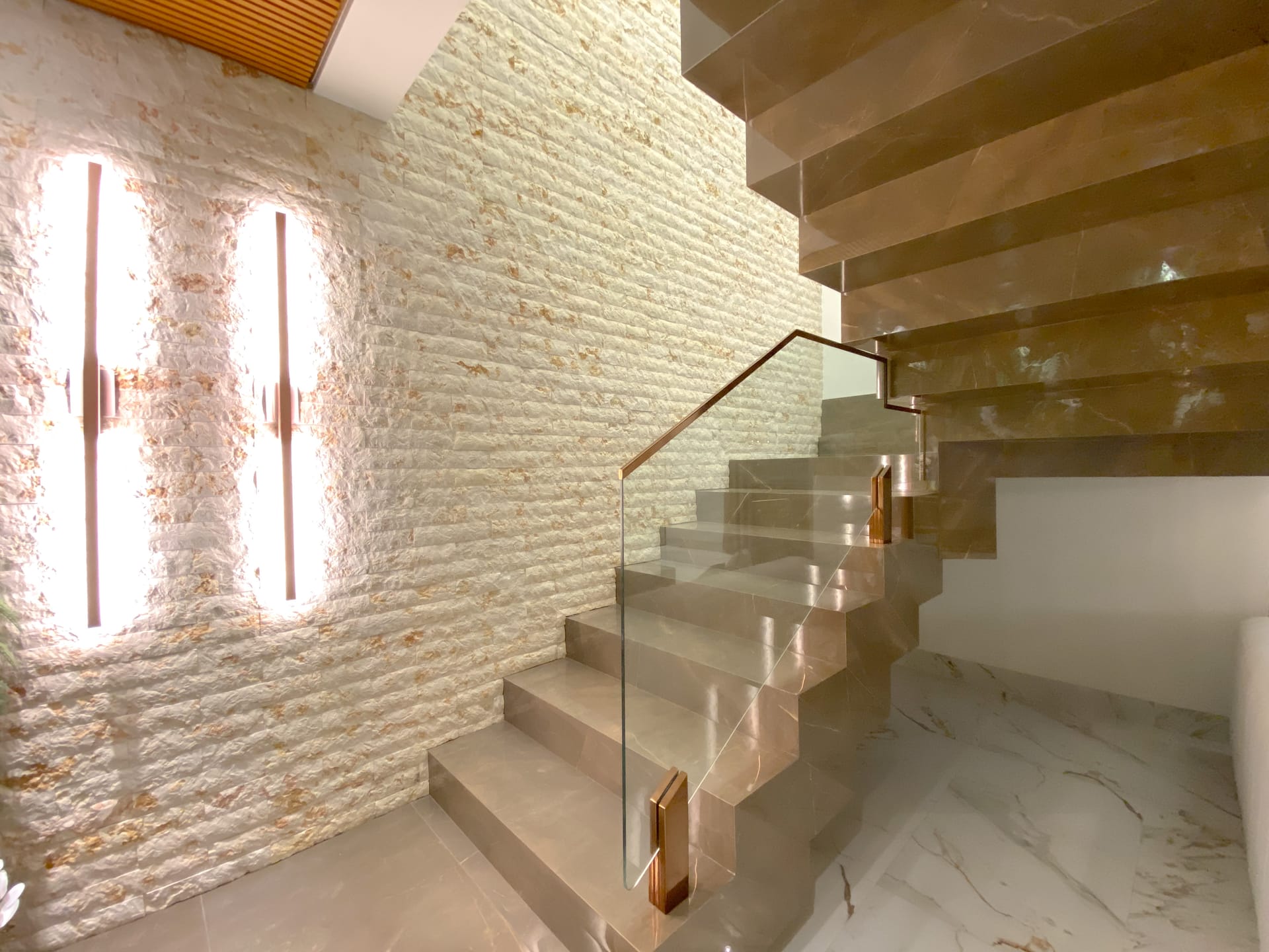 Sobrado à Venda, 302m² úteis,  3 suítes, decorado no Cond.Vivenda Vivendas do Arvoredo, Londrina, PR