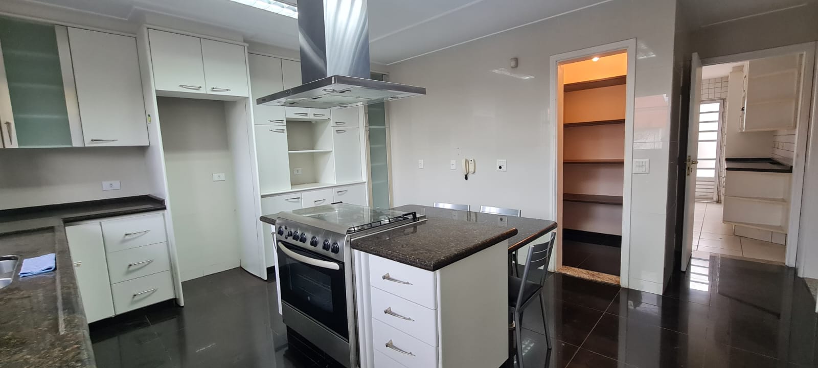 Sobrado à Venda, residencial ou comercial prox a Av Maringá, 440m² úteis, 5 quartos sendo 3 suítes, e 2 com sacada, piscina, 4 vagas - Iguaçu, Lo