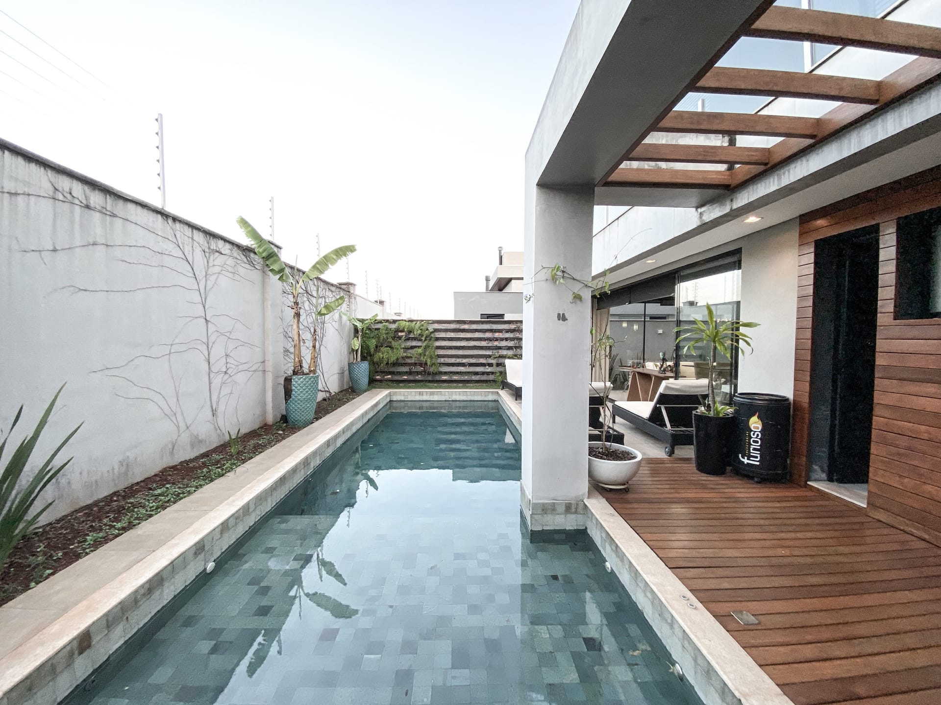 Casa venda e locação no Cond. Alphaville II, 300m² úteis, mobiliada, decorada com 4 quartos sendo 2 suítes e 2 demi-suites, piscina, hidromassage