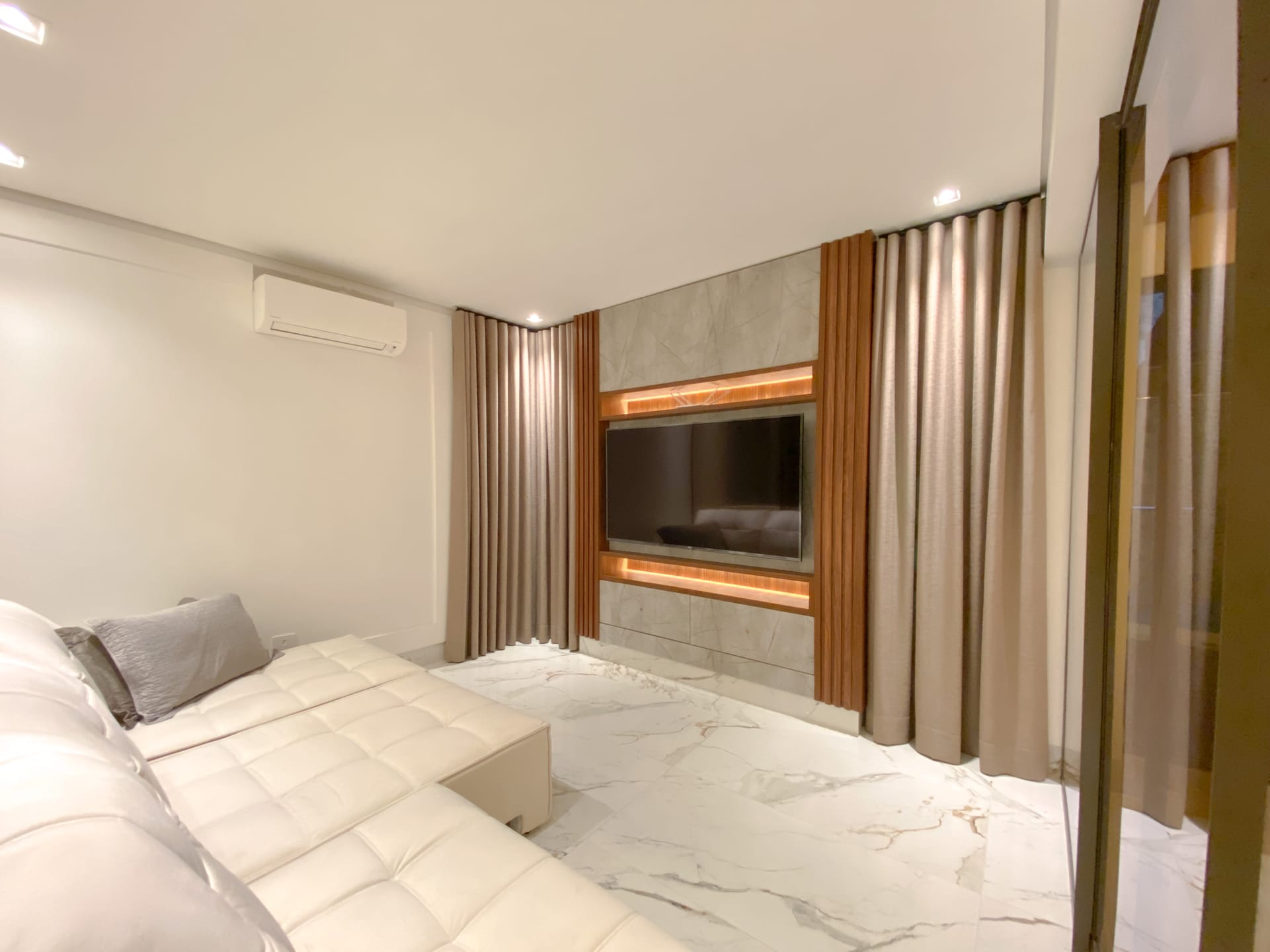 Sobrado à Venda, 302m² úteis,  3 suítes, decorado no Cond.Vivenda Vivendas do Arvoredo, Londrina, PR