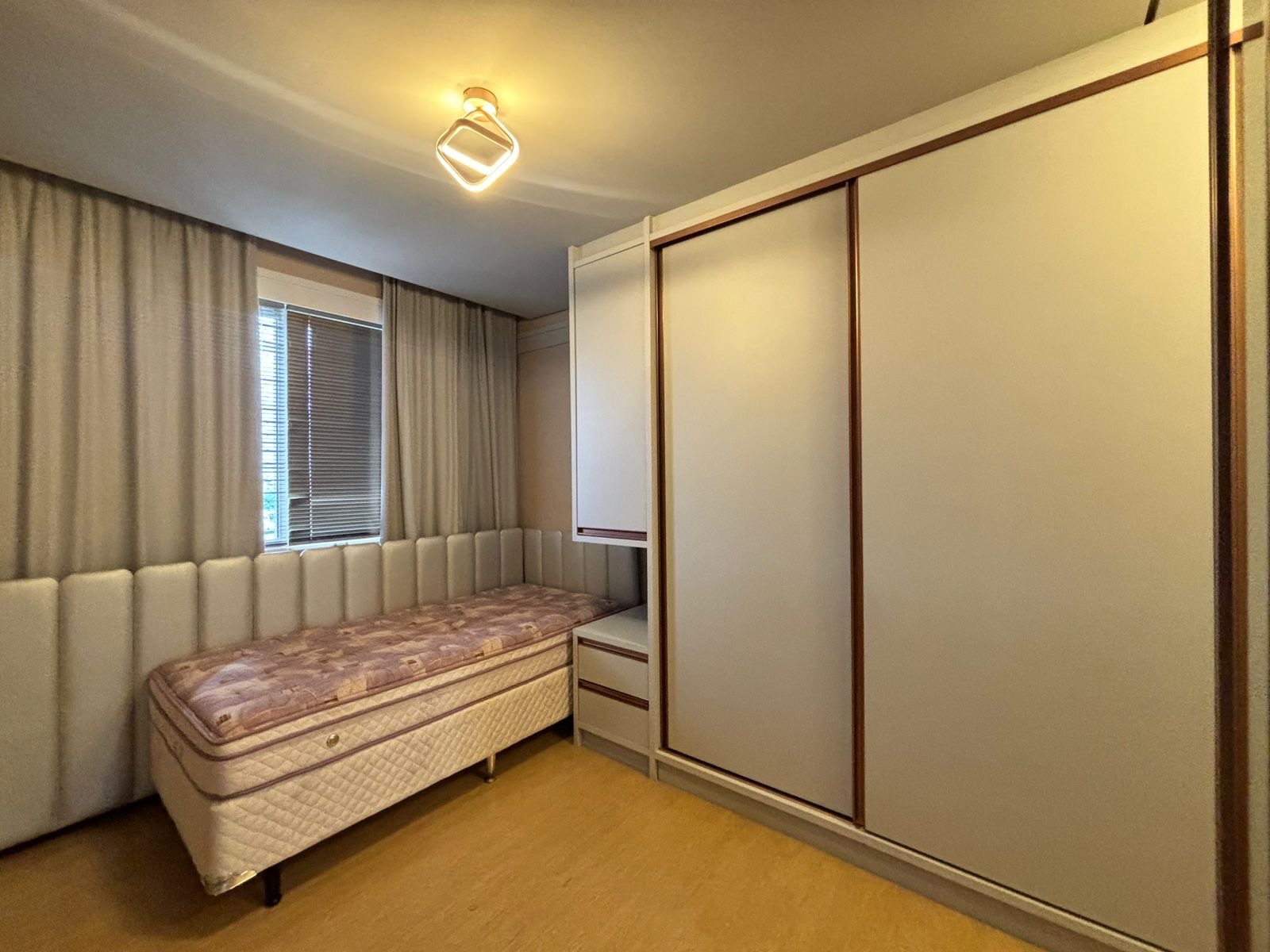 Apartamento à venda, Edifício Pallazo Di Césare , 156m2 úteis, 3 suítes, 3 vagas, andar alto, vista Lago, mobiliado, Bela Suiça, Londrina, PR
