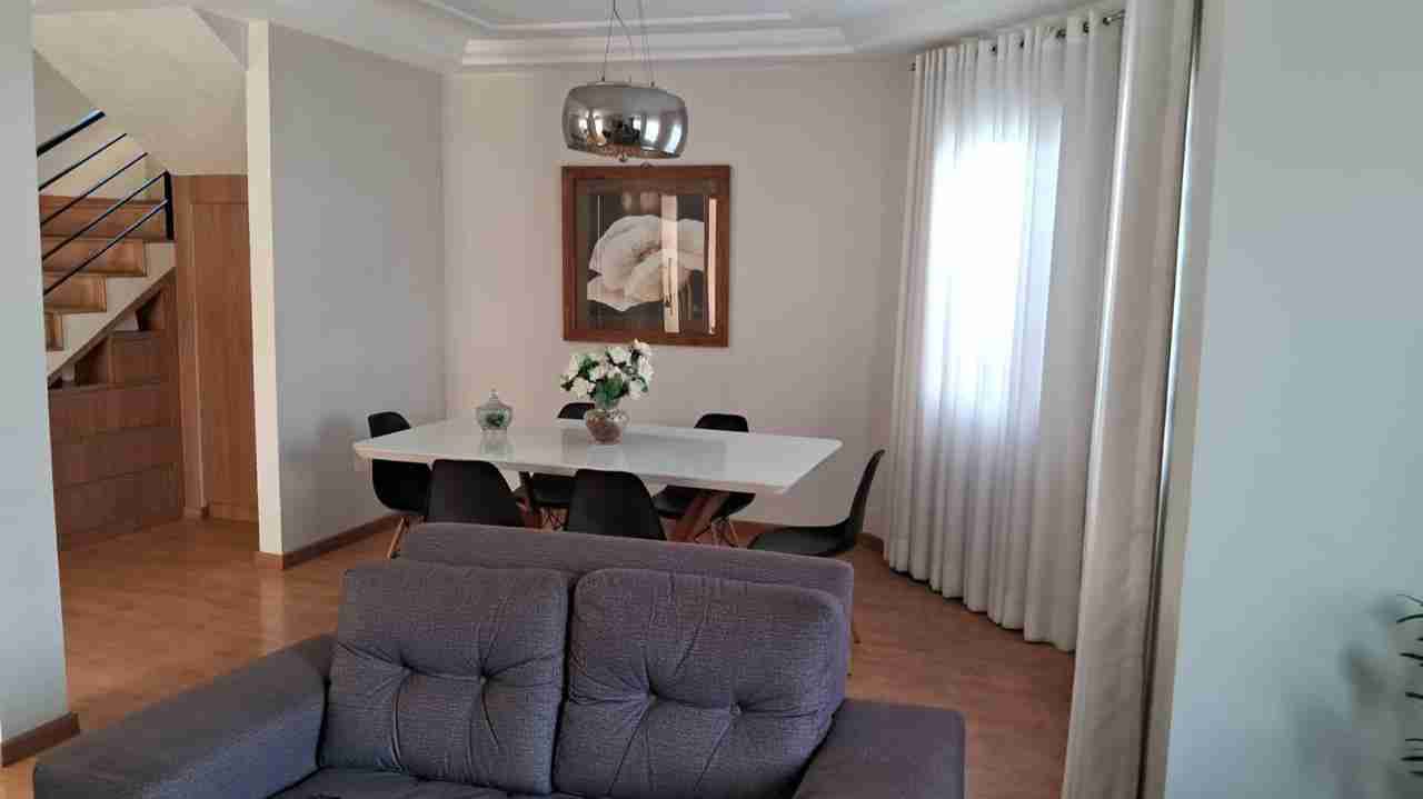 Casa à venda, Jd Kobayashi, 280m² privados, com piscina, 3 quartos sendo 1 suíte, 3 vagas - Califórnia, Londrina, PR
