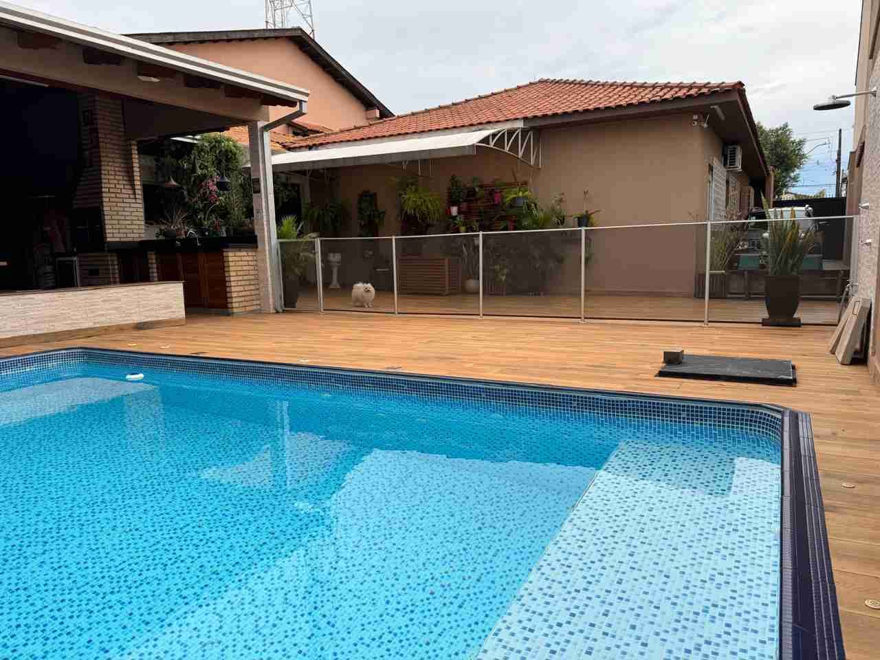 Casa à venda, 400 m2 úteis, 4 quatos sendo 2 suítes, porteira fechada. área de lazer ampla, 6 vagas, Jardim Shangri-lá A, Londrina-PR
