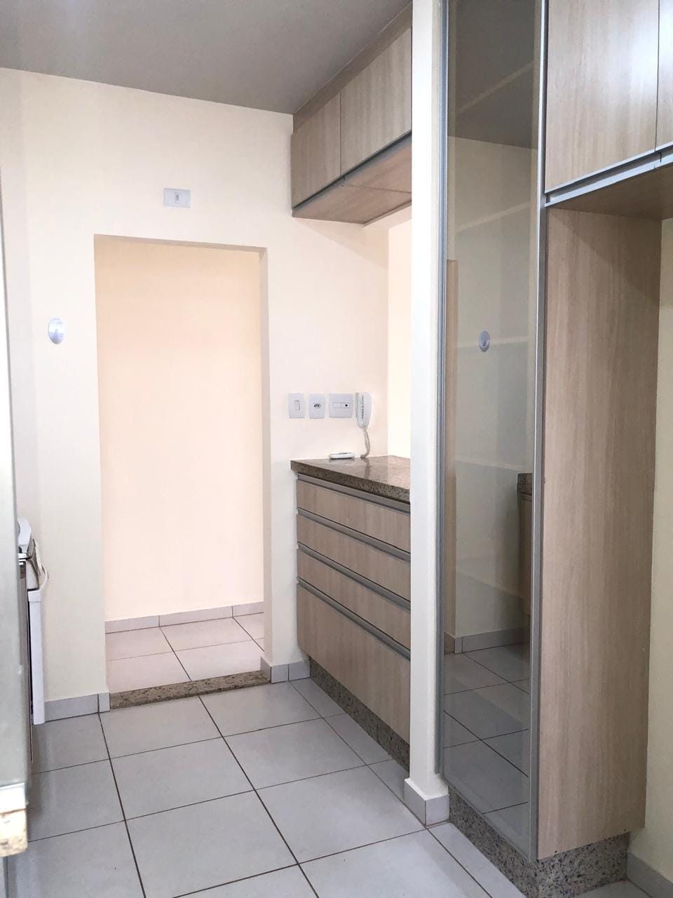 Apartamento à venda, Edifício Mirante do Lago, 76m² úteis, 3 quartos sendo 1 suíte, sacada com churrasqueira - Gleba Fazenda Palhano, Londrina, P