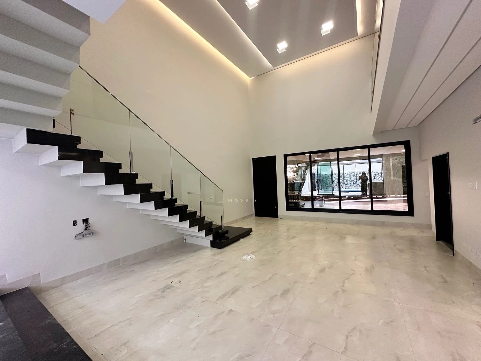 Sobrado à Venda, condomínio Royal Forest, recém construído, 330 m2 úteis, 3 suítes, elevador piscina, Esperança, Londrina, PR