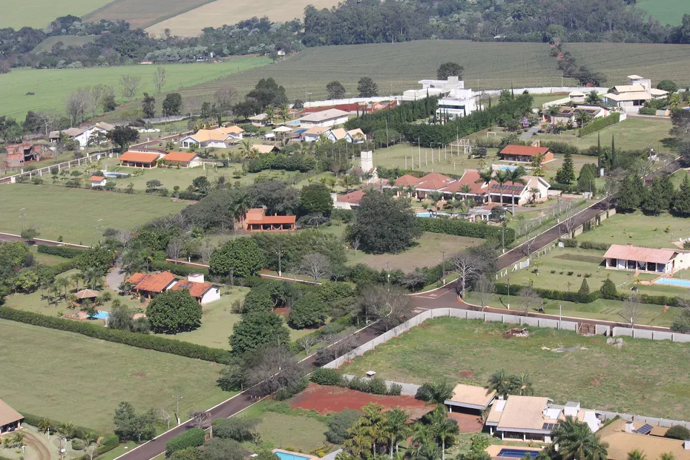 Chácara  à venda em Condomínio Green Village, 5000 m² total, casa 300m² úteis, 2 quartos sendo 1 suíte e 1 demi suite -- Jardim Santa Adelaide - 