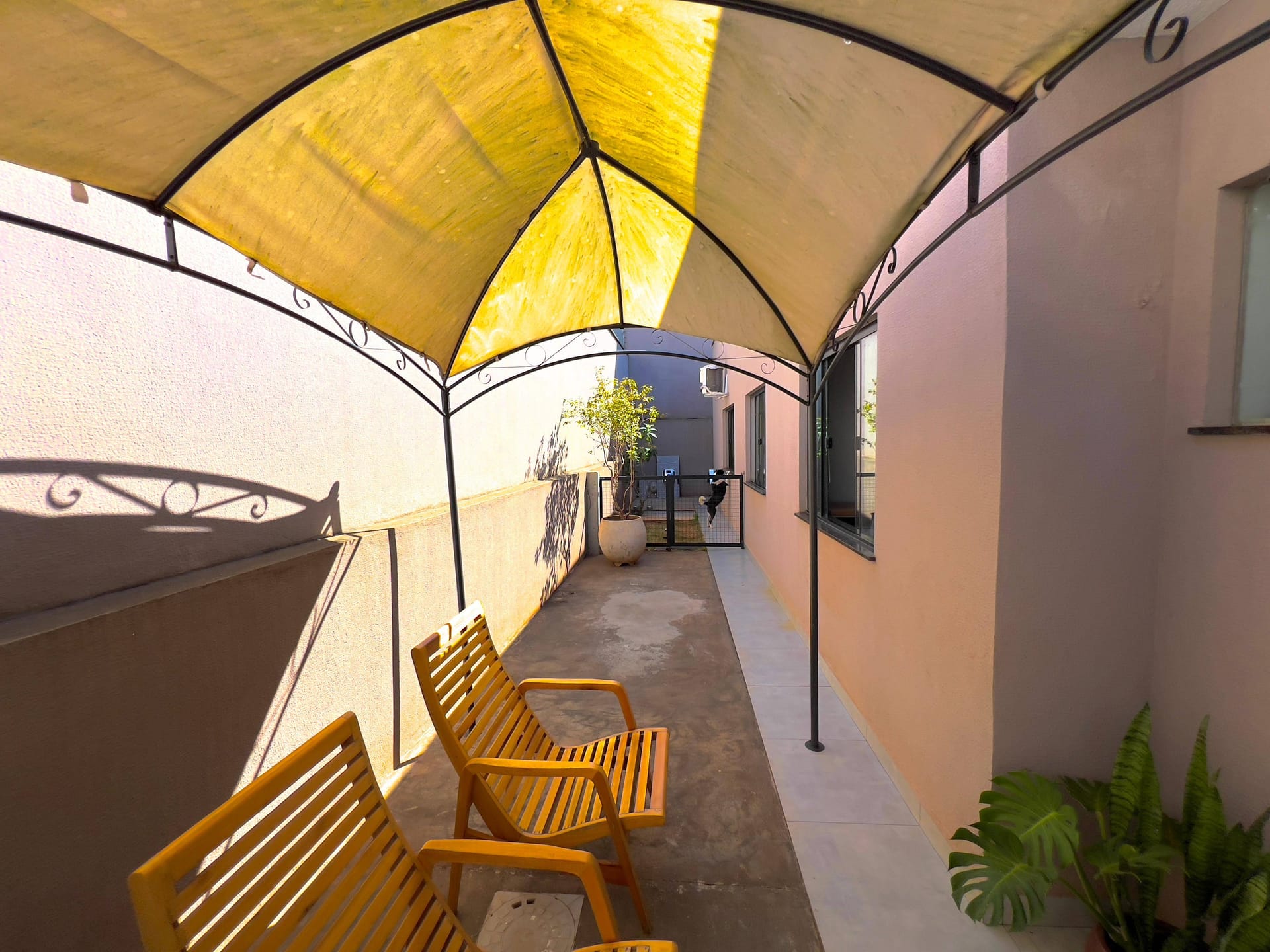 Casa à venda, Bairro Monte Carlo, Pé Direito Alto, 3 quartos sendo 1 Suite, Proximo ao Aeroporto, Londrina PR