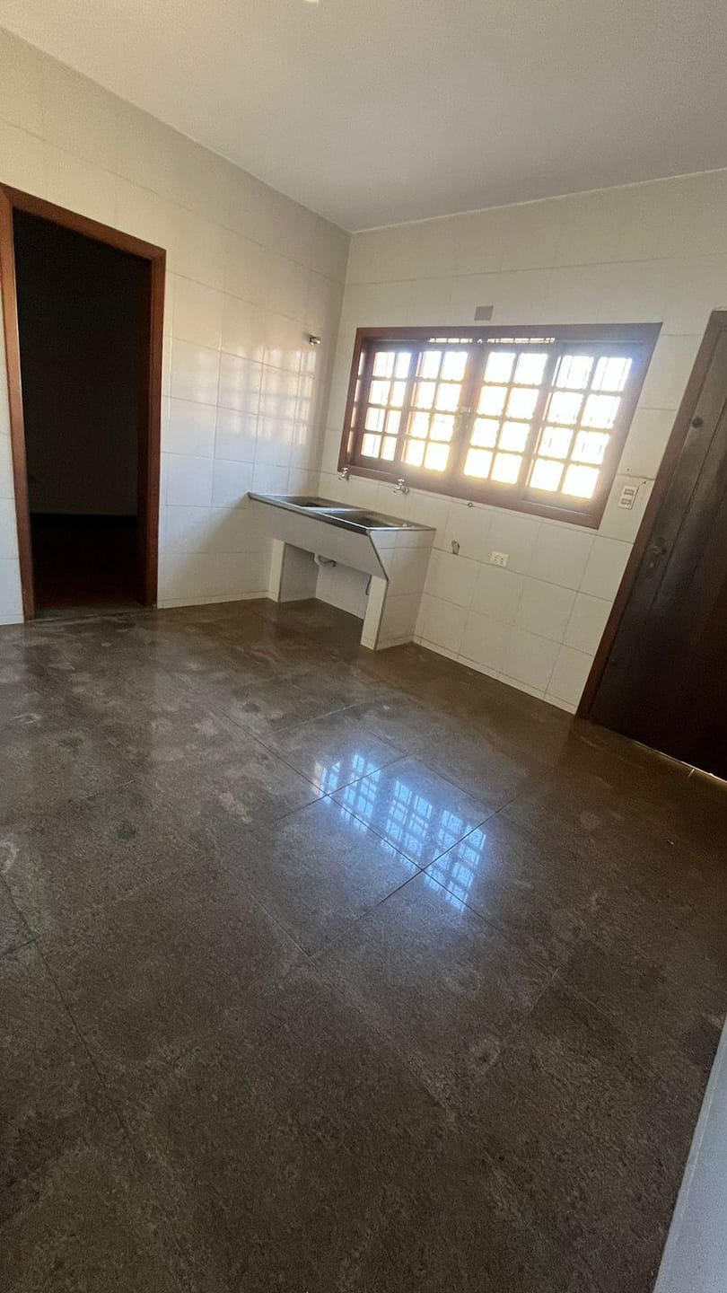 Casa comercial próximo a Av Higienópolis, piscina- Guanabara, Londrina, PR