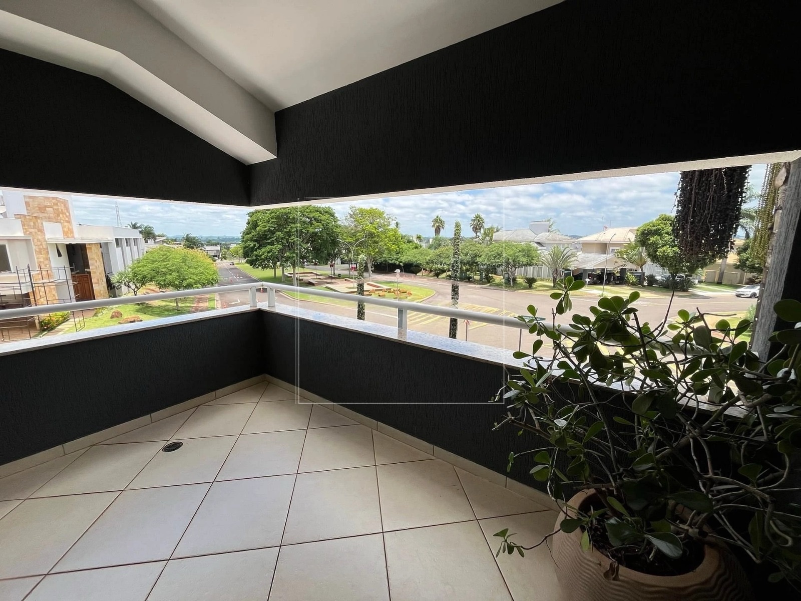Casa à venda, Alphaville Imbuias, 400m² úteis, 4 quartos sendo 3 suítes, mobiliada -  Vivendas do Arvoredo, Londrina, PR
