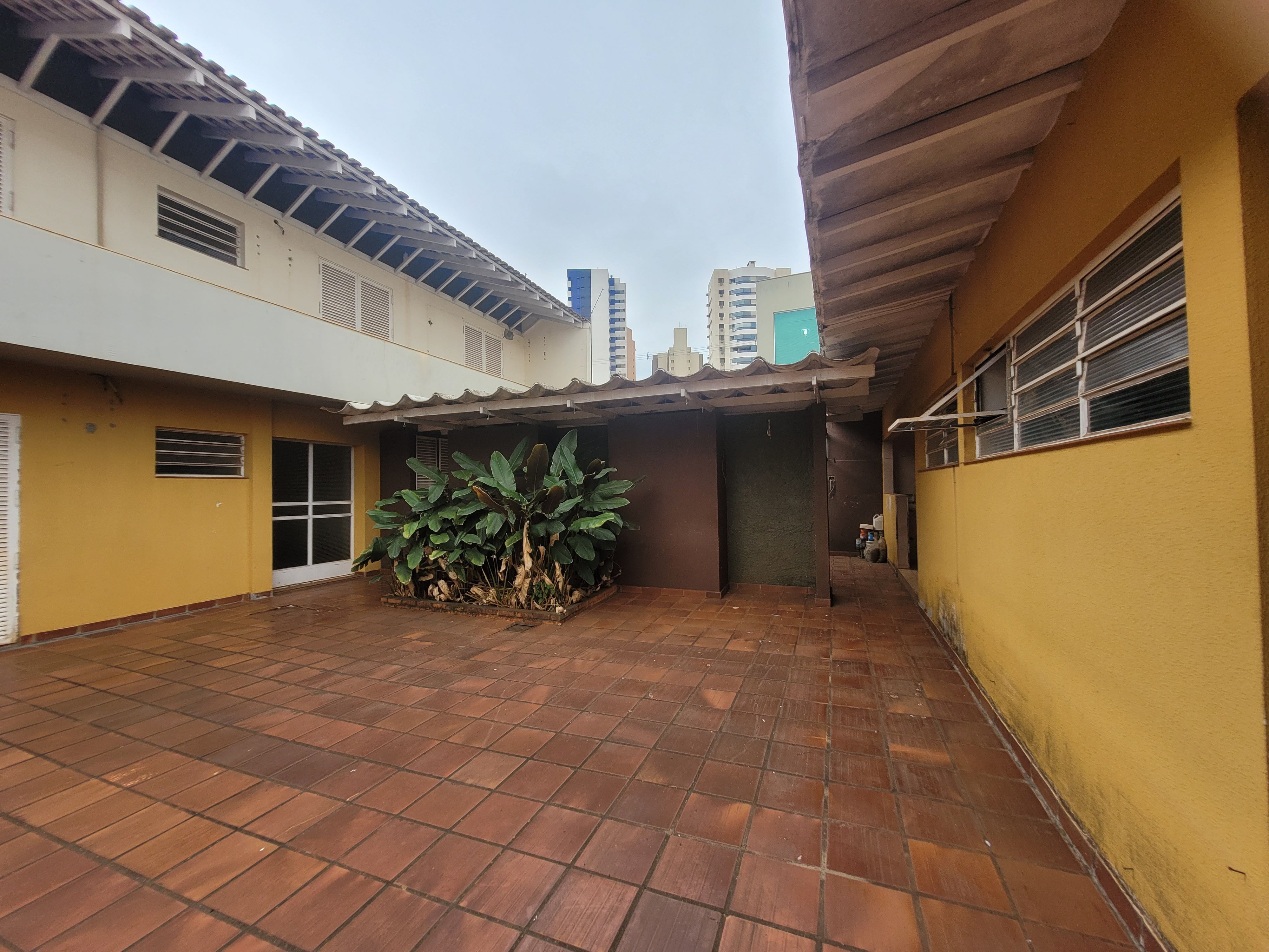 Sobrado à venda, 438m², 5 quartos sendo 3 suítes, 4 banheiros, 4 vagas de garagem no centro de Londrina, PR