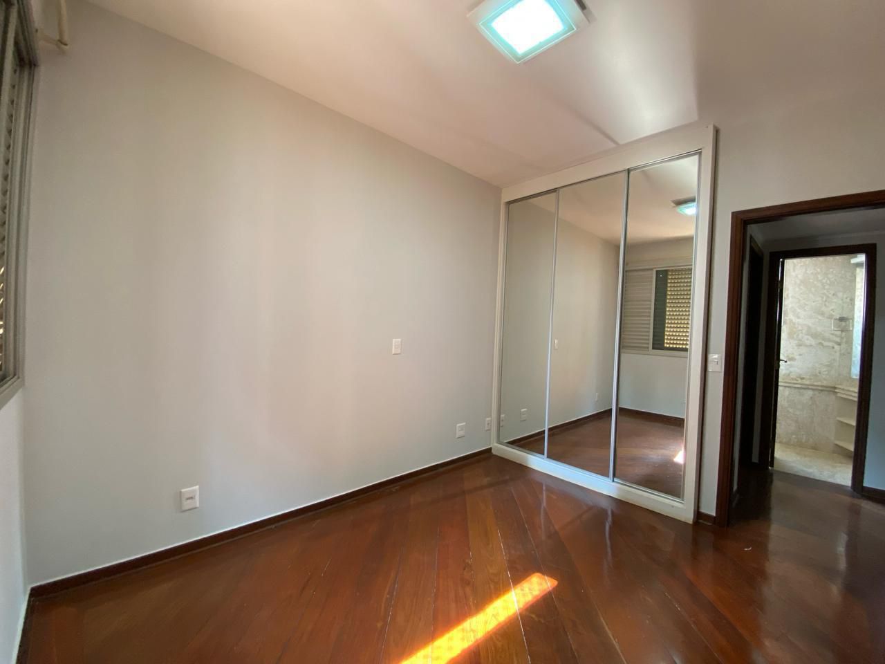 Apartamento 214m²/4 quartos (sendo 1 suíte)/ 02 vagas - Condomínio Edifício Príncipe de Galles,  R. Espírito Santo- Centro, Londrina, PR