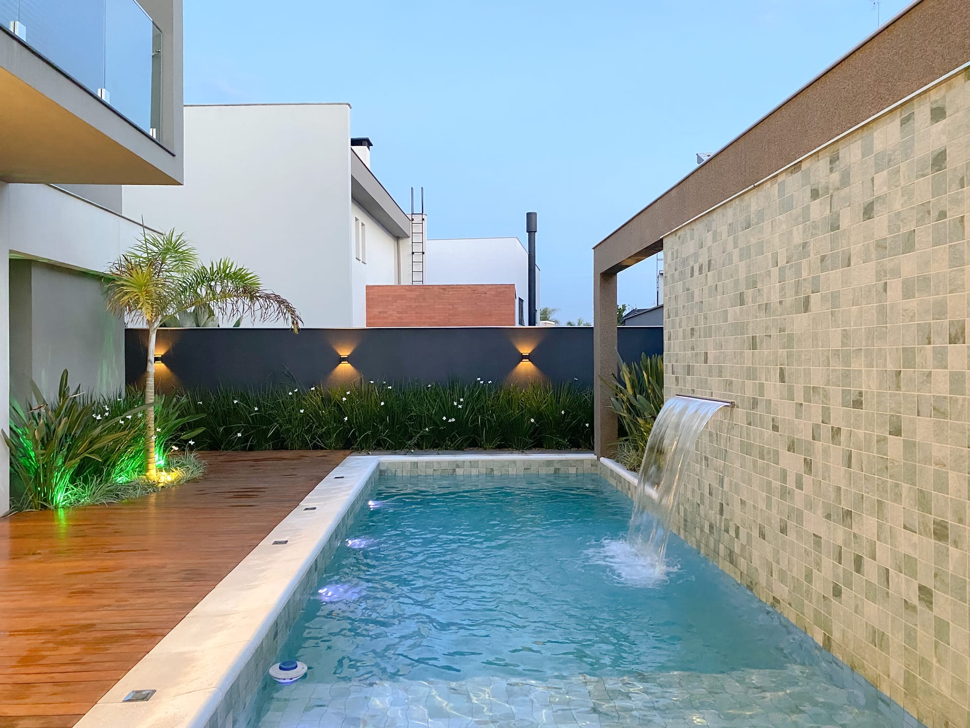 Sobrado à Venda, 302m² úteis,  3 suítes, decorado no Cond.Vivenda Vivendas do Arvoredo, Londrina, PR
