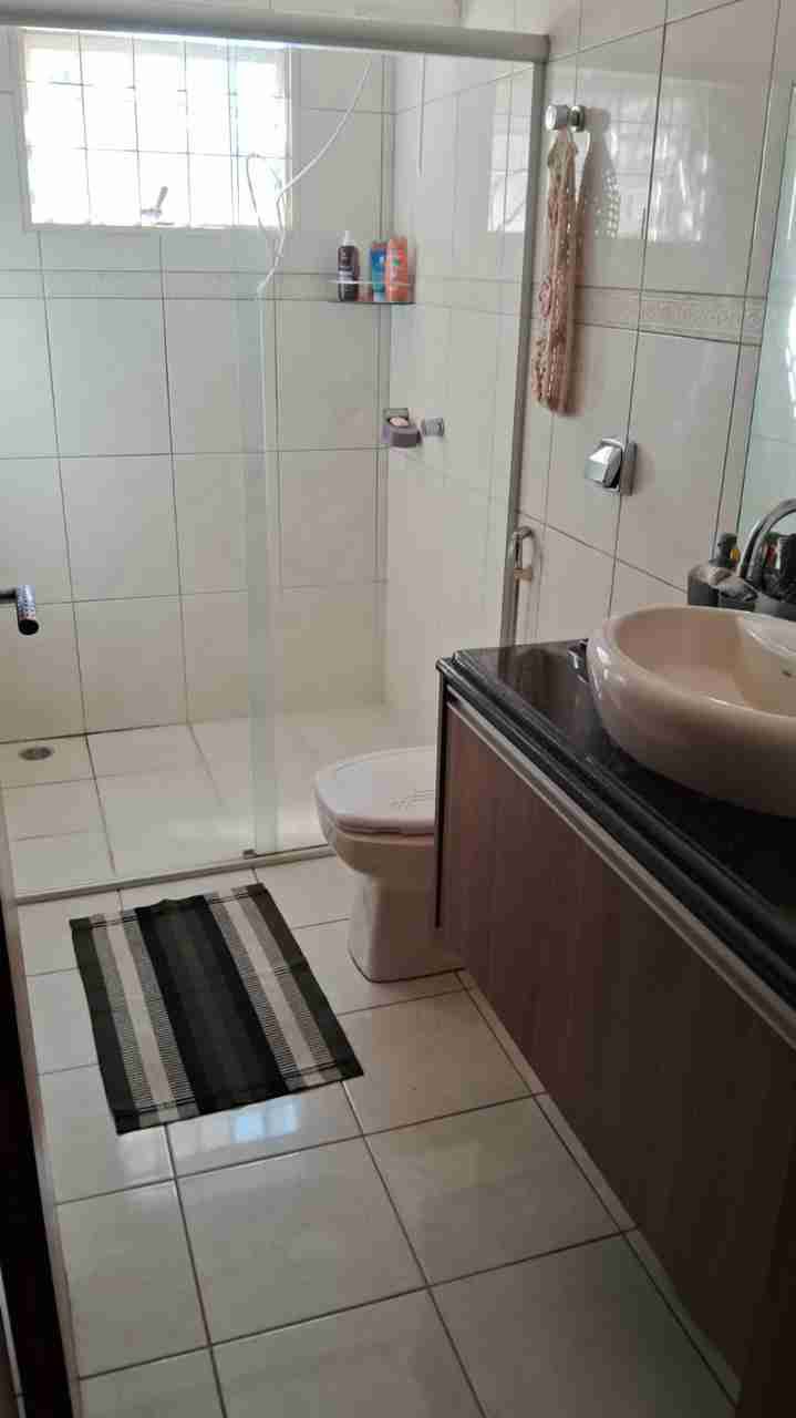 Casa à venda, Jd Kobayashi, 280m² privados, com piscina, 3 quartos sendo 1 suíte, 3 vagas - Califórnia, Londrina, PR