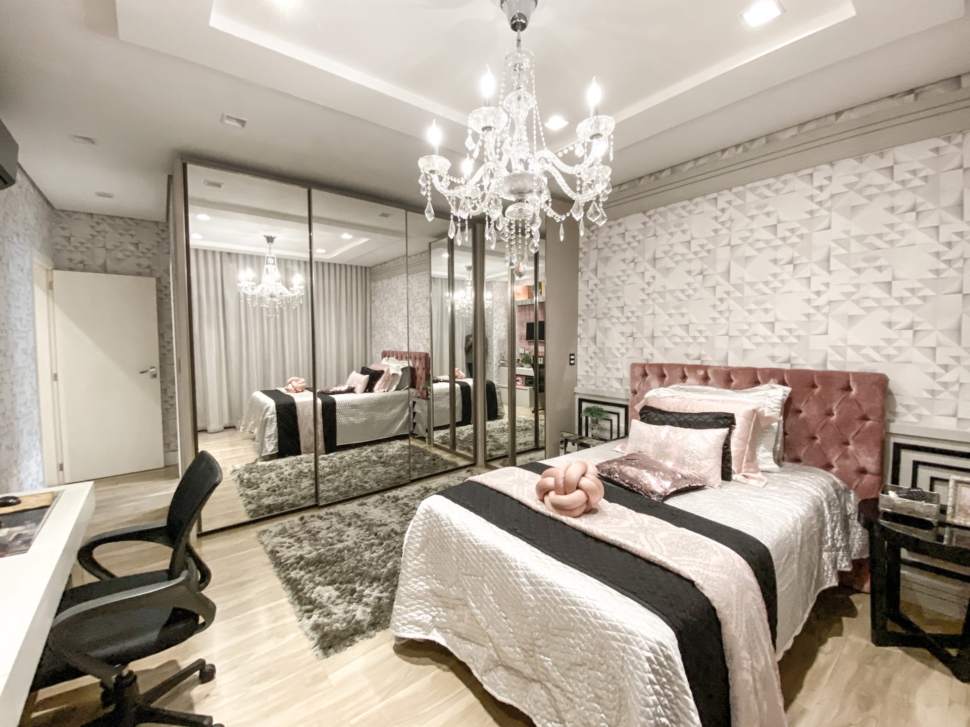 Casa venda e locação no Cond. Alphaville II, 300m² úteis, mobiliada, decorada com 4 quartos sendo 2 suítes e 2 demi-suites, piscina, hidromassage
