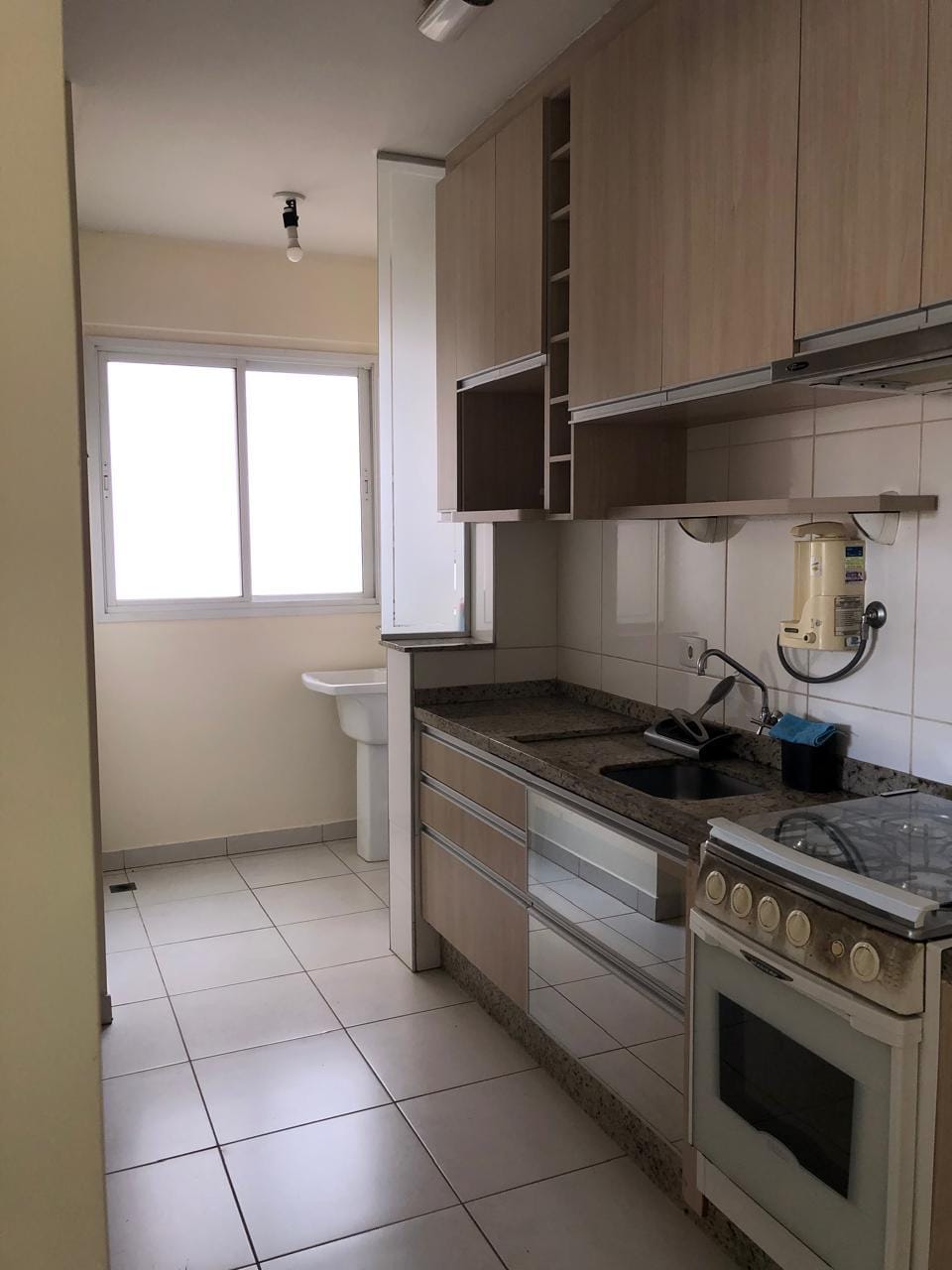 Apartamento à venda, Edifício Mirante do Lago, 76m² úteis, 3 quartos sendo 1 suíte, sacada com churrasqueira - Gleba Fazenda Palhano, Londrina, P