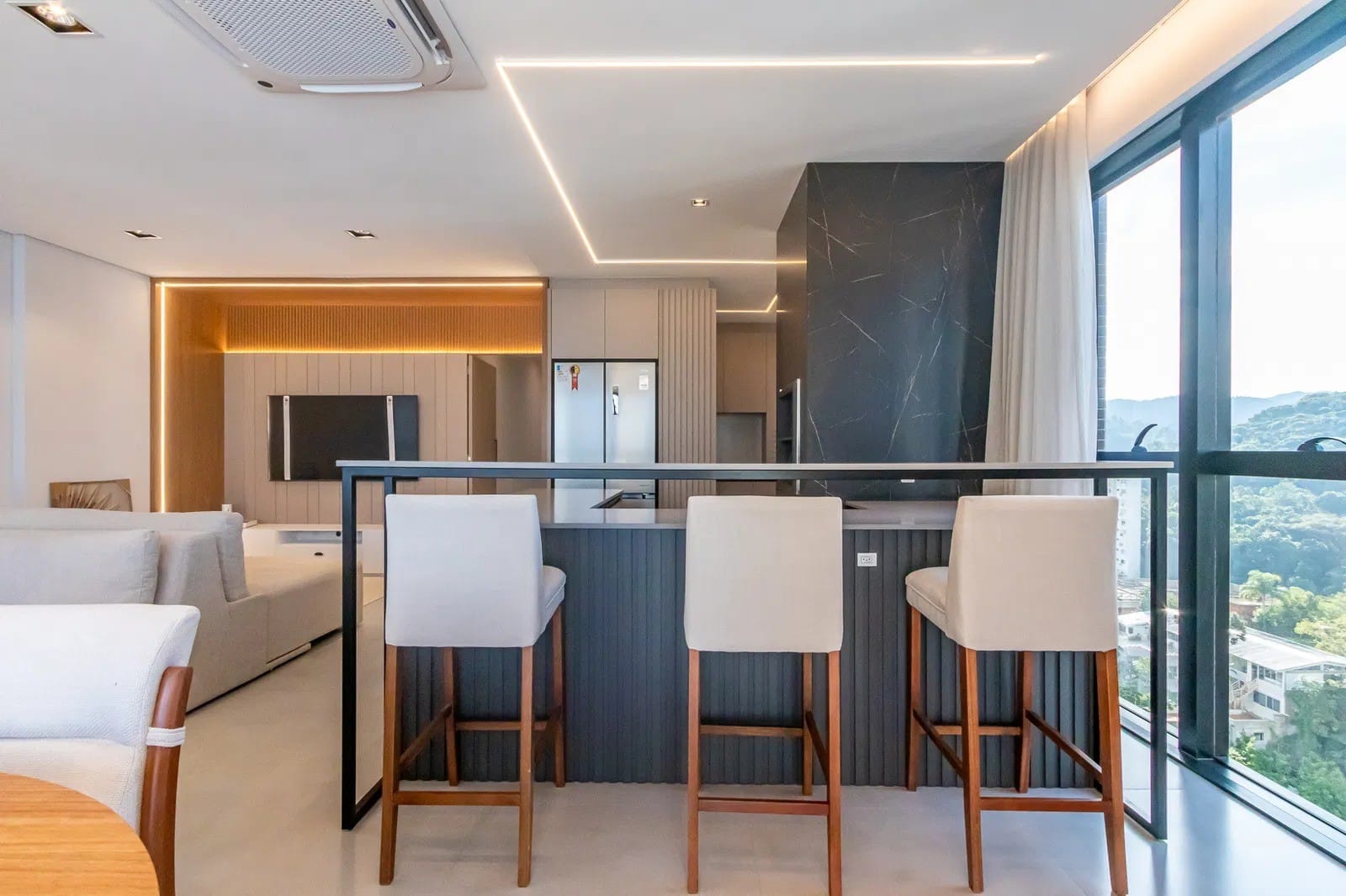 Apartamento à venda, Edifício Costa, 136m²úteis,  4 suítes, 1 Lavabo, 2 vagas, próximo a roda gigante, Pioneiros, Barra norte- Balneário Camboriú