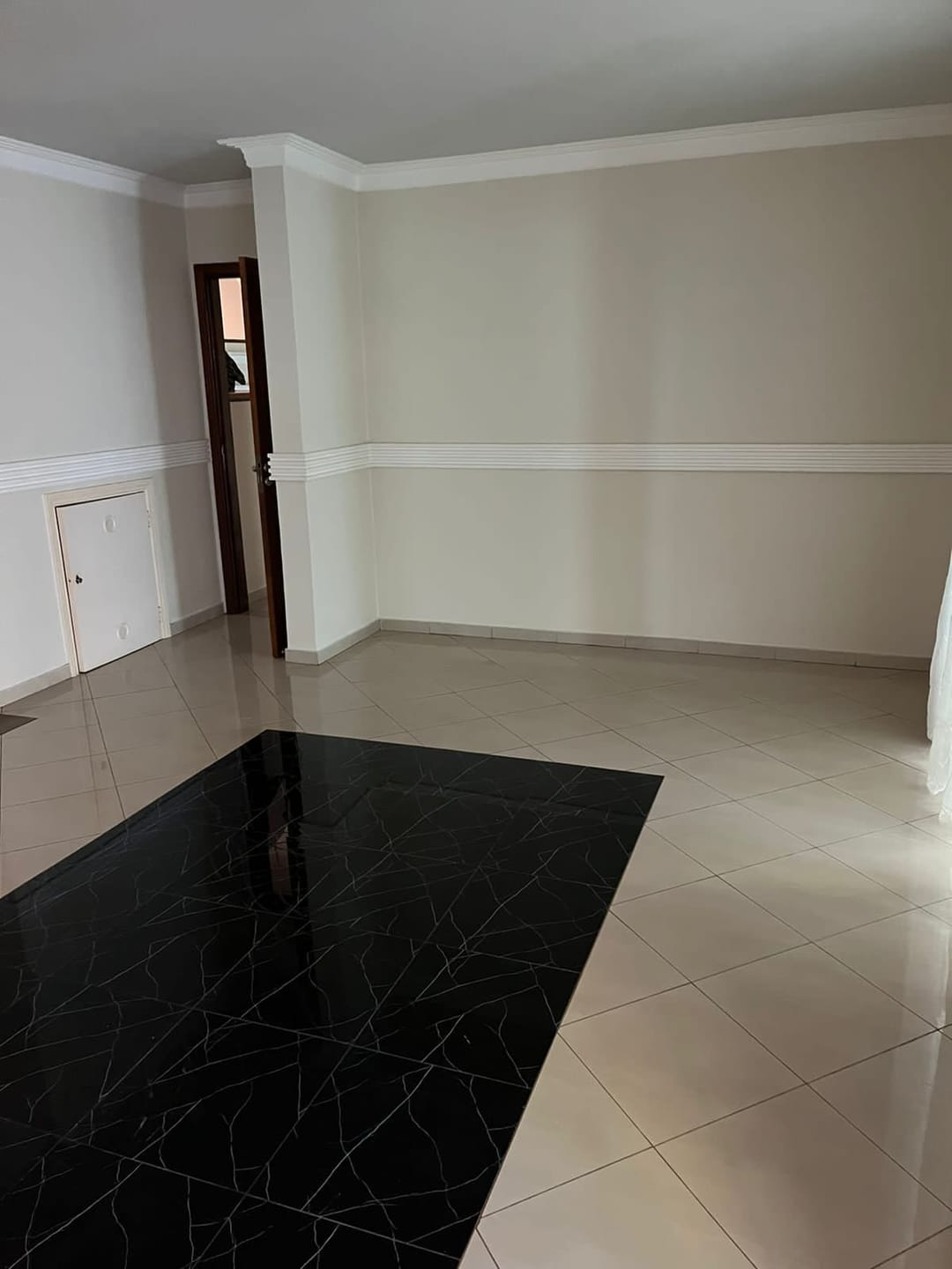 Casa Residencial ou Comercial de 400 m² para venda, 05 quartos (sendo 2 suítes) piscina, de frente para o lago Igapó 1 -Bairro Canaã, Londrina, P