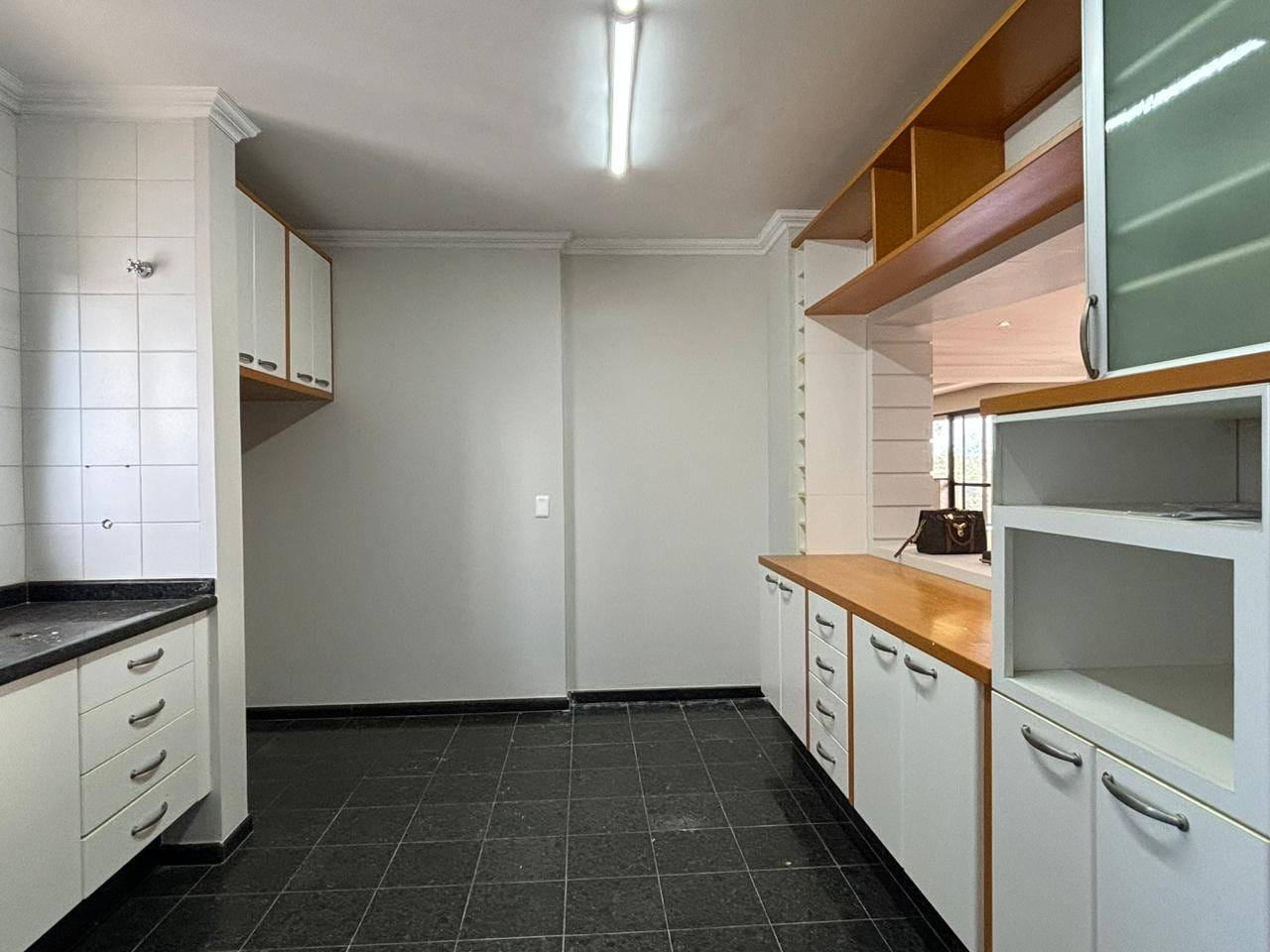 Apartamento à Venda,  260m² úteis, Edifício London Lake, 04 suítes, vista para lago 3 vagas - Caiçaras, Londrina, PR