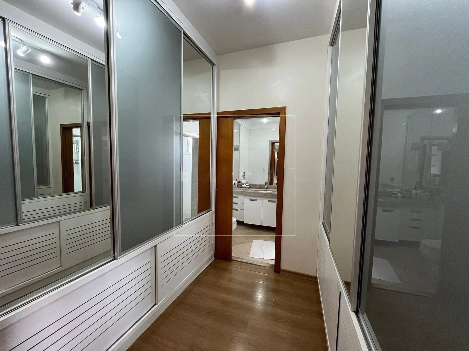 Casa à venda, Alphaville Imbuias, 400m² úteis, 4 quartos sendo 3 suítes, mobiliada -  Vivendas do Arvoredo, Londrina, PR