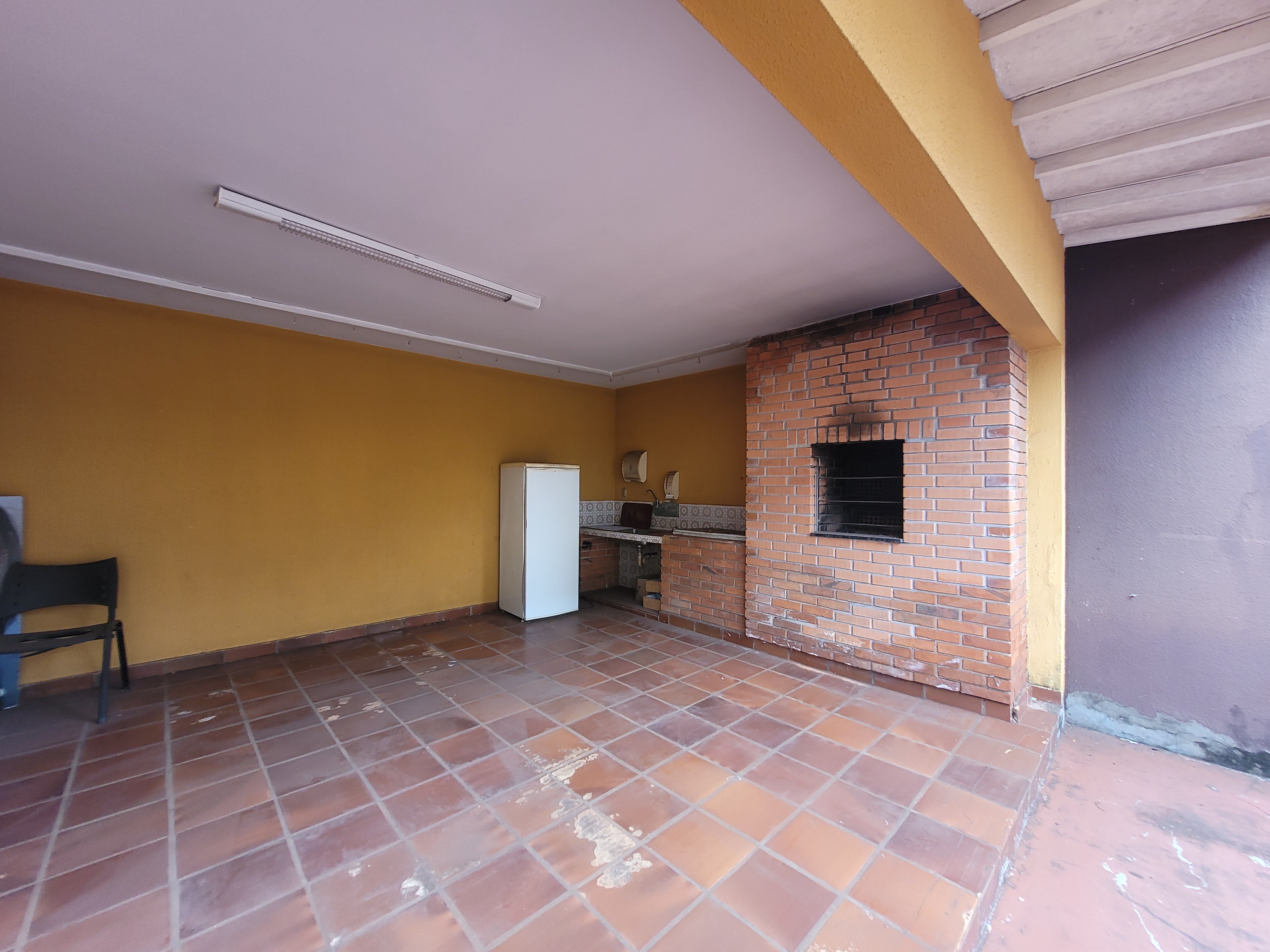 Sobrado à venda, 438m², 5 quartos sendo 3 suítes, 4 banheiros, 4 vagas de garagem no centro de Londrina, PR
