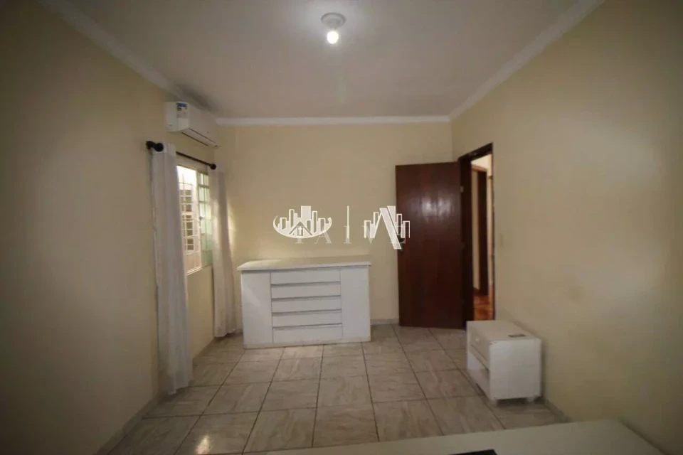 CASA A VENDA ZONA LESTE, NA AVENIDA PRINCIPAL