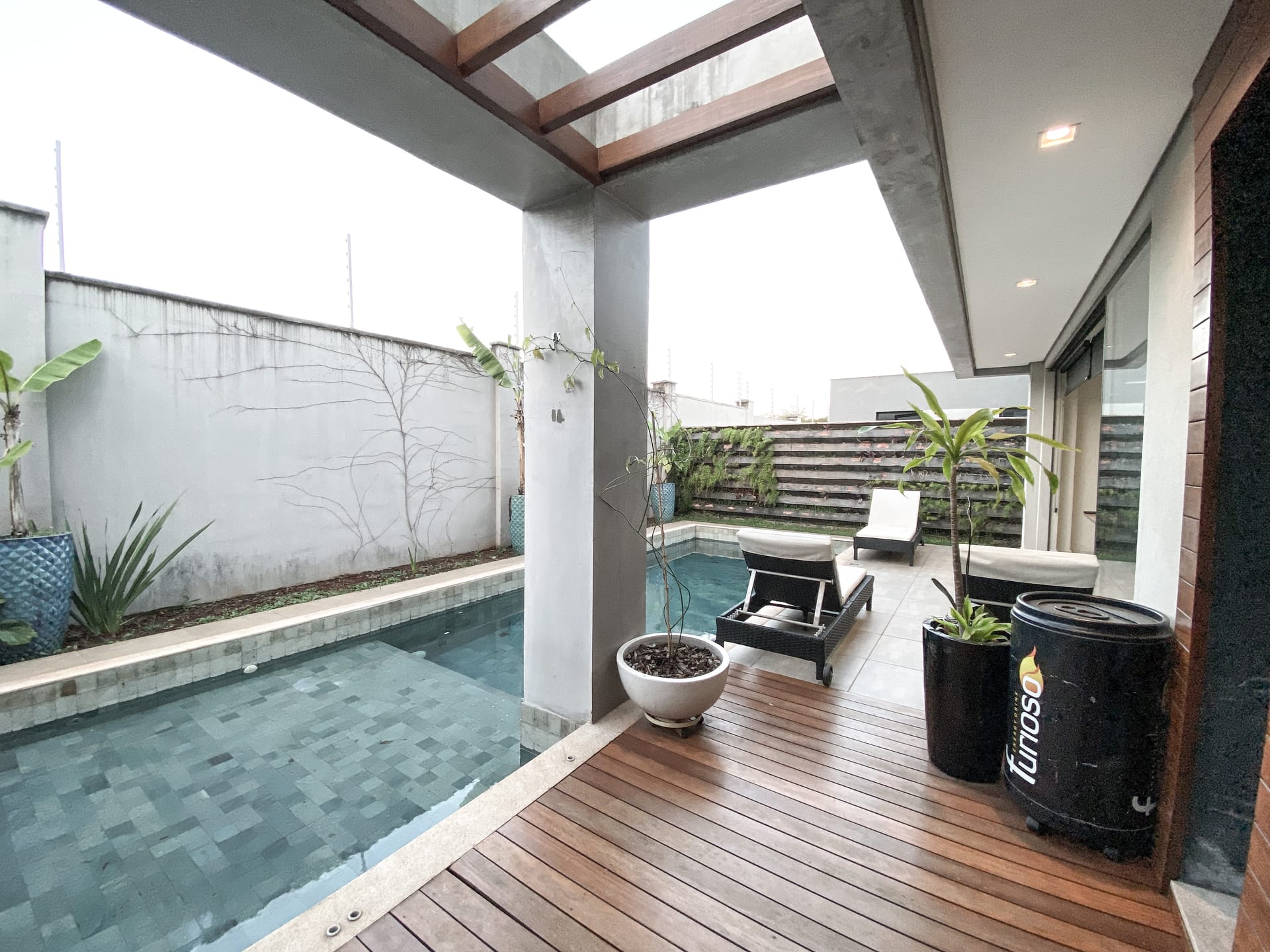 Casa venda e locação no Cond. Alphaville II, 300m² úteis, mobiliada, decorada com 4 quartos sendo 2 suítes e 2 demi-suites, piscina, hidromassage