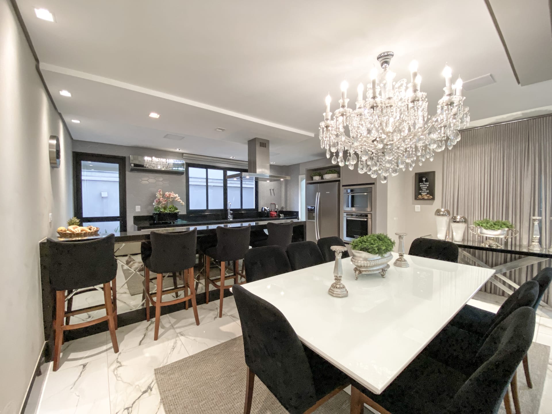 Casa venda e locação no Cond. Alphaville II, 300m² úteis, mobiliada, decorada com 4 quartos sendo 2 suítes e 2 demi-suites, piscina, hidromassage