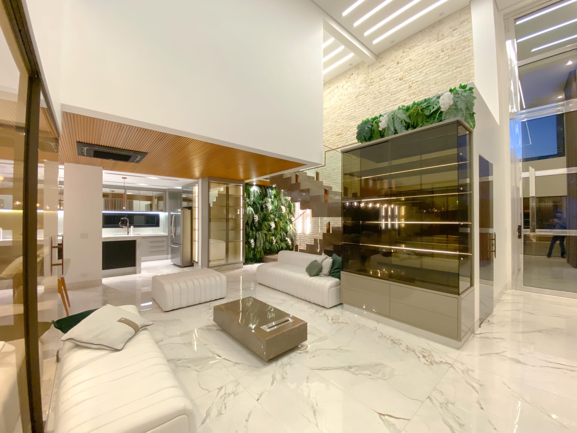 Sobrado à Venda, 302m² úteis,  3 suítes, decorado no Cond.Vivenda Vivendas do Arvoredo, Londrina, PR