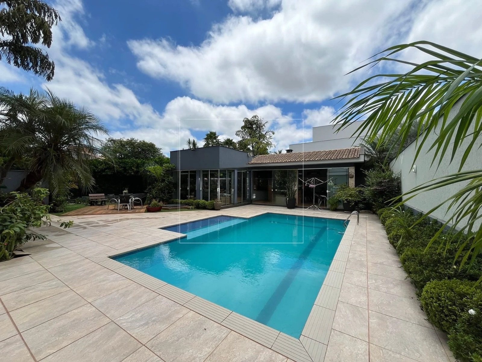 Casa à venda, Alphaville Imbuias, 400m² úteis, 4 quartos sendo 3 suítes, mobiliada -  Vivendas do Arvoredo, Londrina, PR