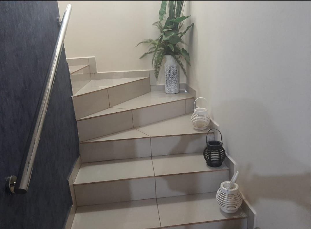 Sobrado à venda,  123m², 3 quartos sendo 1 suíte, Piscina, 2 vagas  - perto do aeroporto, tiro de guerra - Califórnia -  Londrina, PR