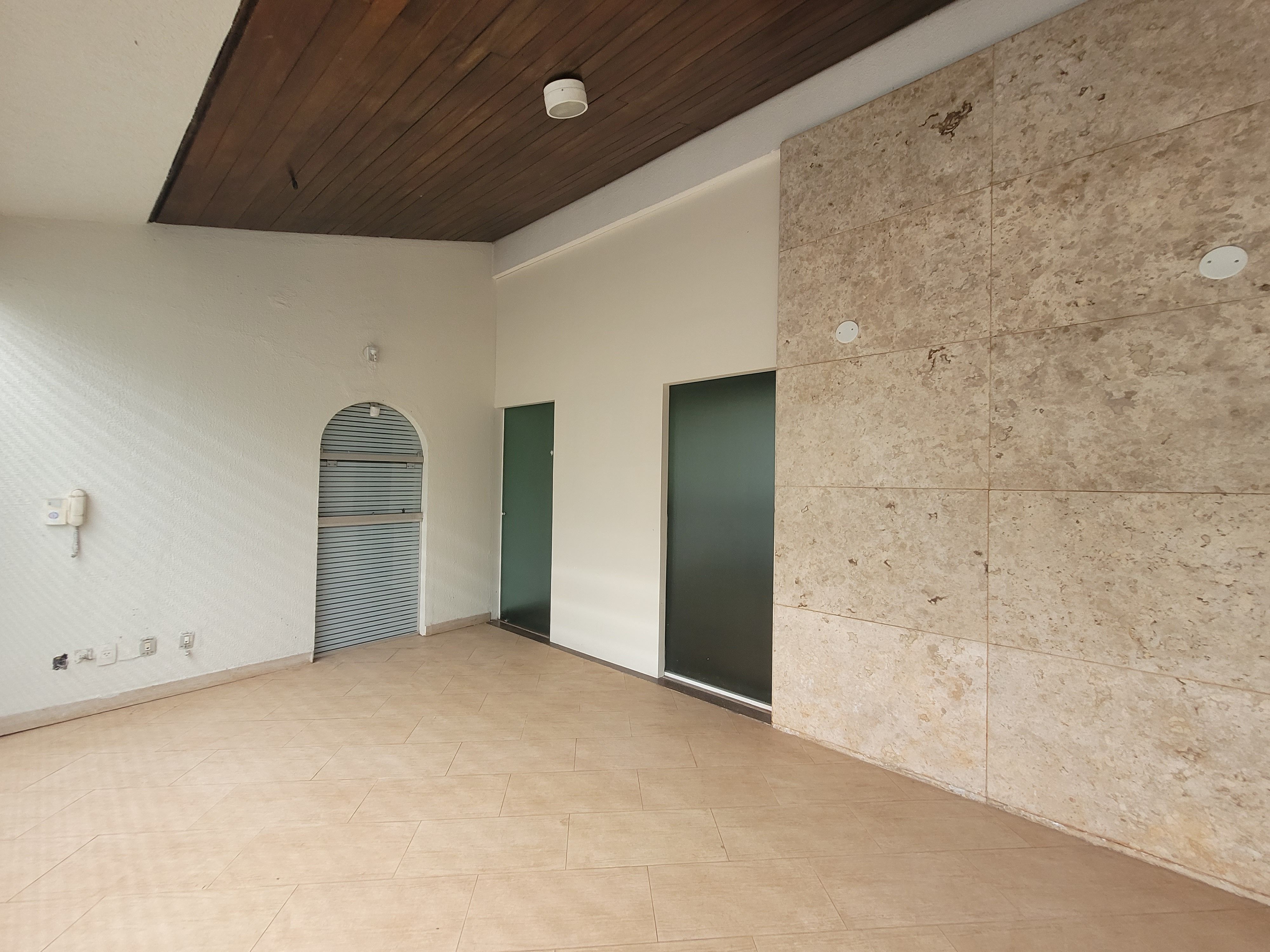 Sobrado à venda, 438m², 5 quartos sendo 3 suítes, 4 banheiros, 4 vagas de garagem no centro de Londrina, PR