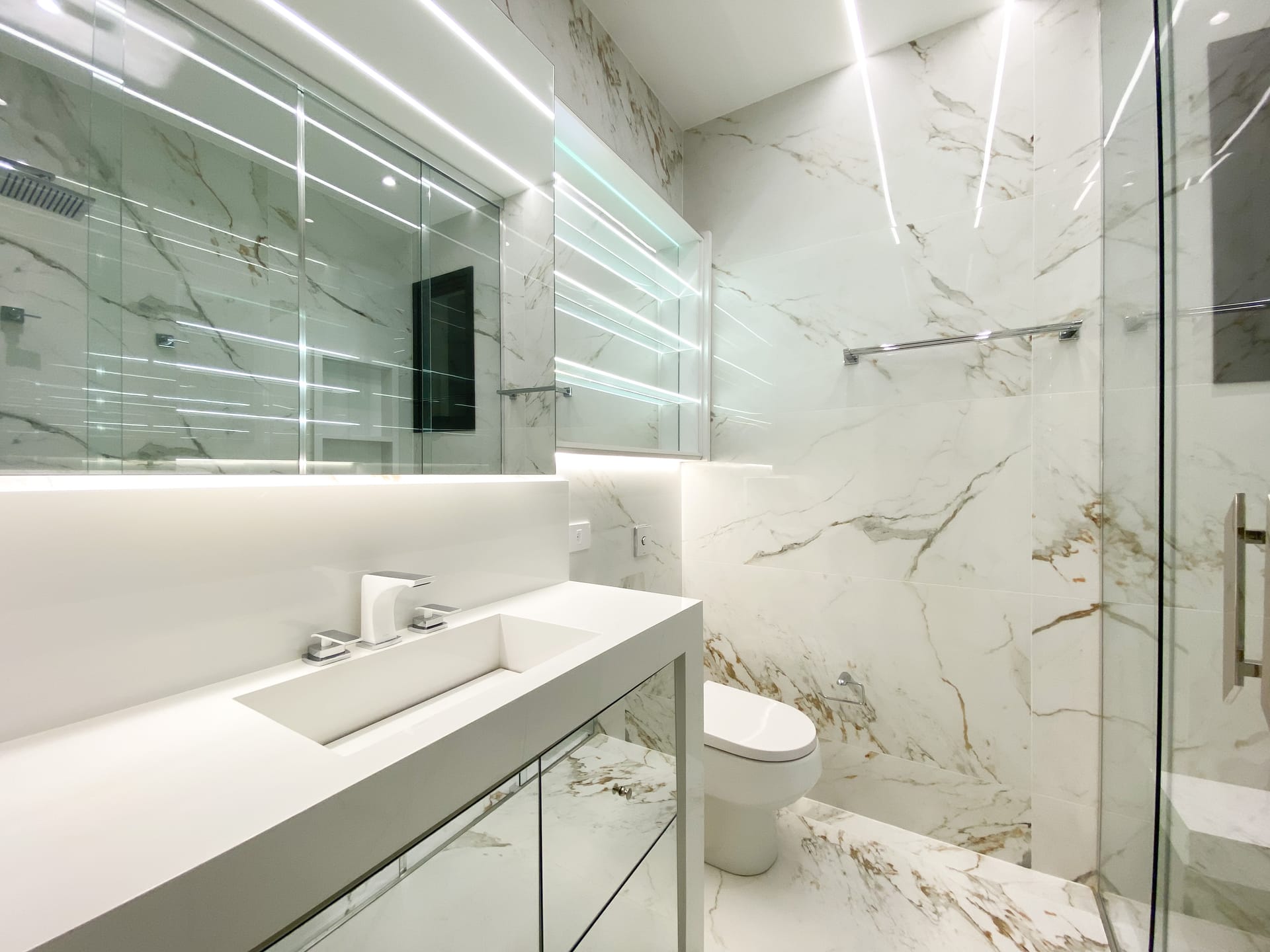 Sobrado à Venda, 302m² úteis,  3 suítes, decorado no Cond.Vivenda Vivendas do Arvoredo, Londrina, PR