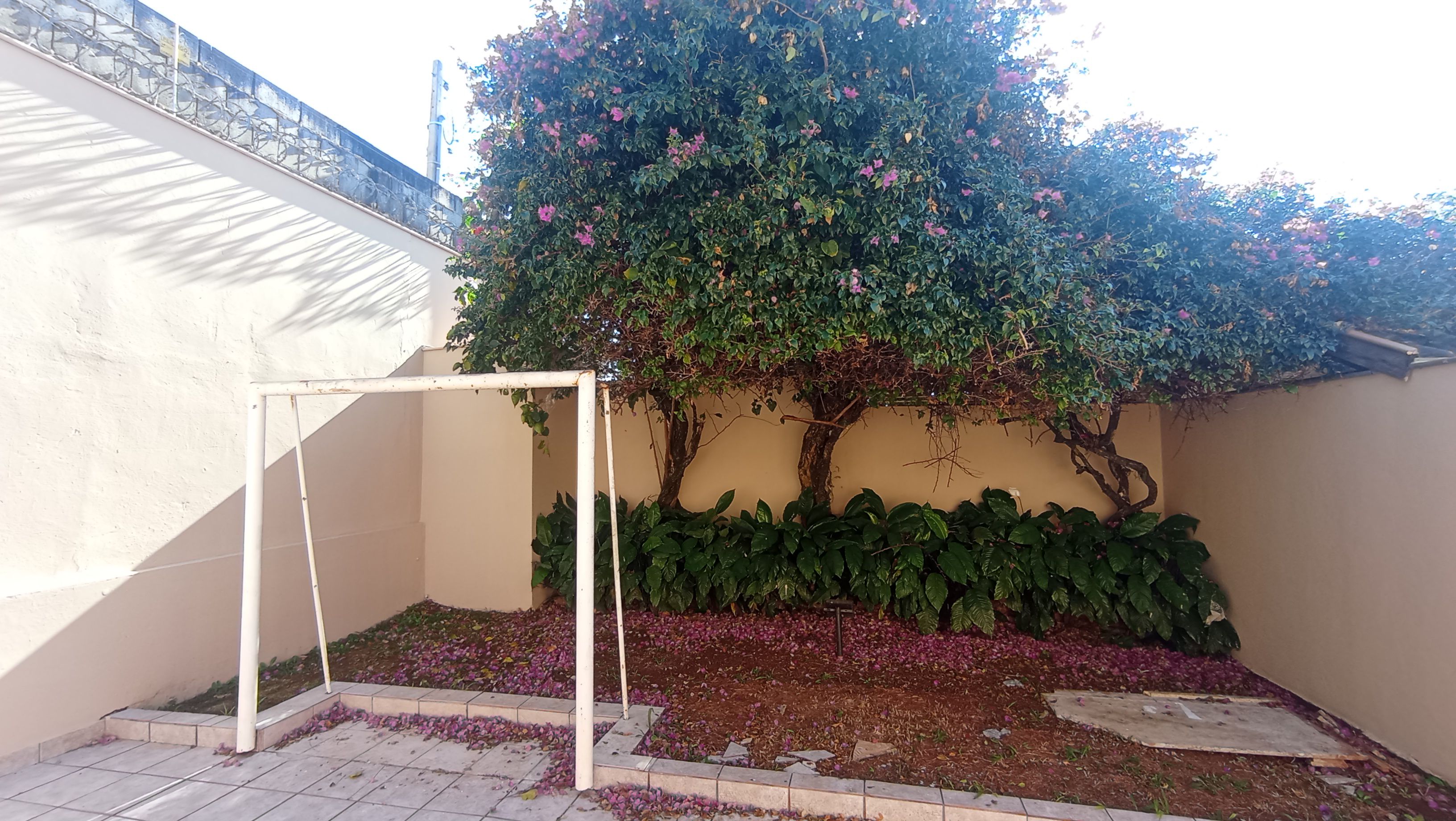 Casa à Venda, 4 quartos - 2 suítes/ piscina/ Tucanos,  Londrina, PR