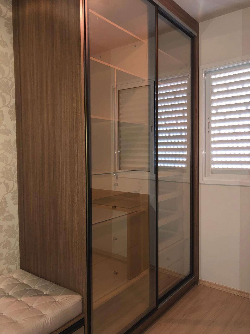 Apartamento à venda, Edifício Mirante do Lago, 76m² úteis, 3 quartos sendo 1 suíte, sacada com churrasqueira - Gleba Fazenda Palhano, Londrina, P