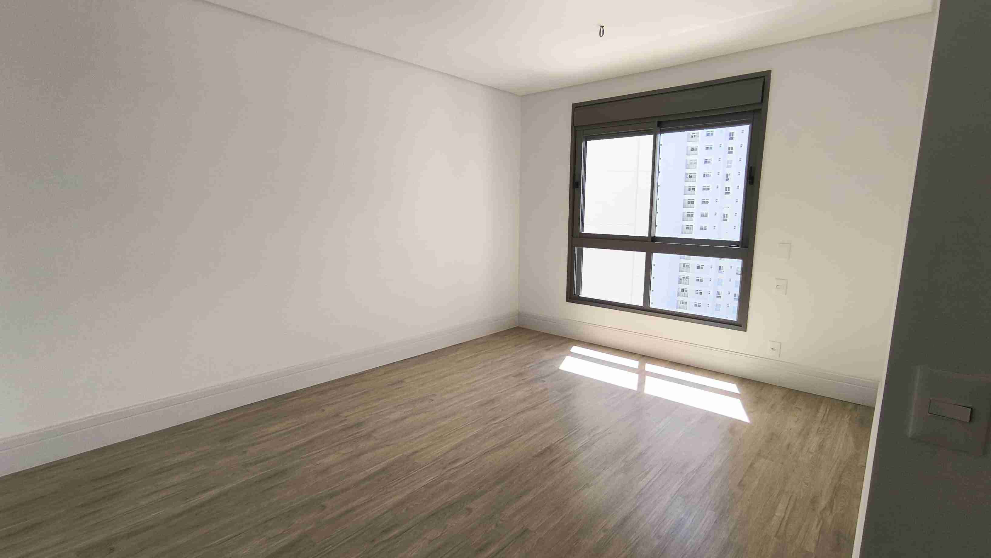 Apartamento à venda no Edifício Le Reve, 323m² úteis, 3 suítes, vista para o lago, 4 vagas - Gleba Palhano, Londrina, PR