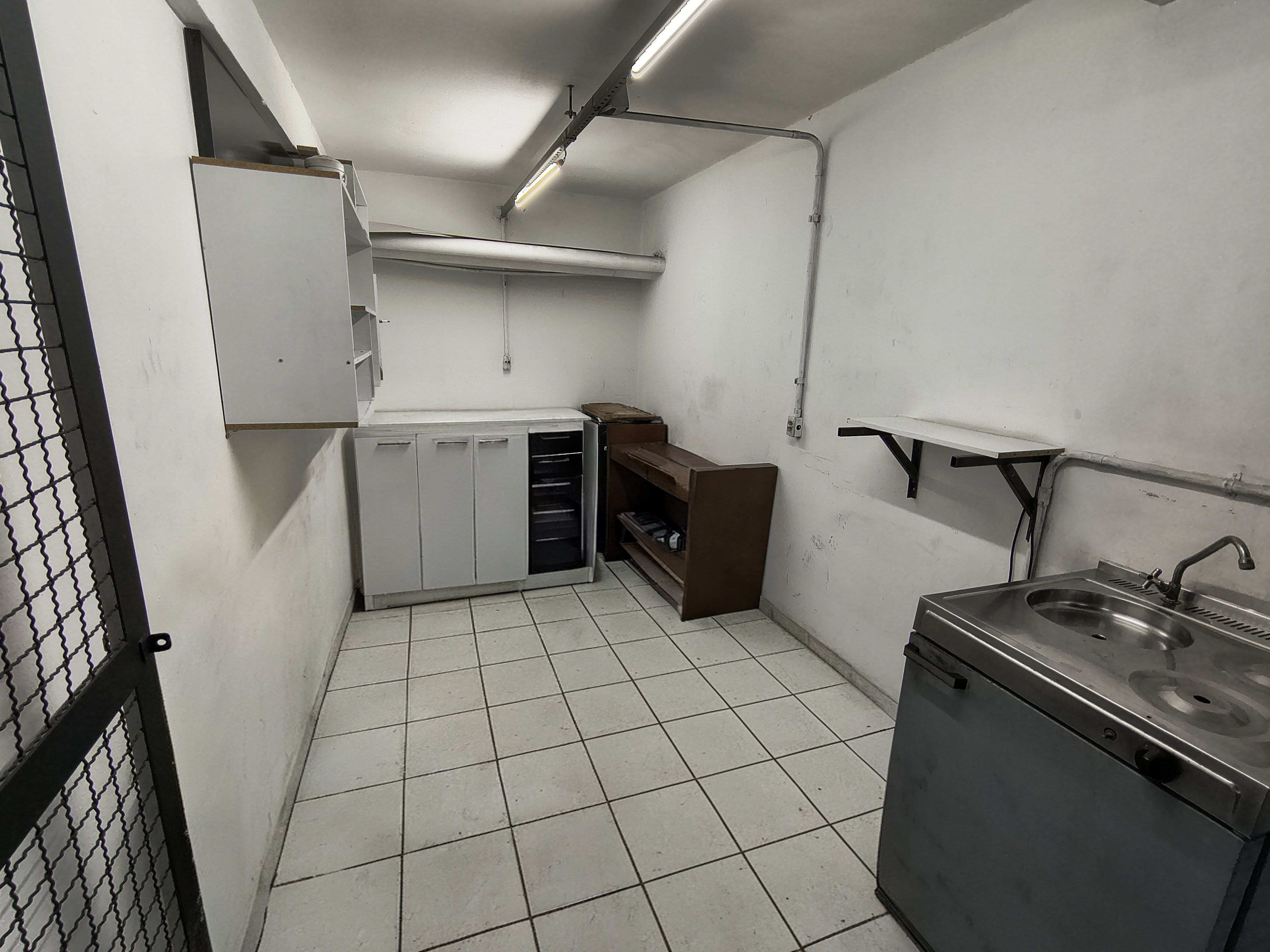 Barracão para locação, 997M² úteis, subsolo e mezanino, 28 garagens, 4 banheiros, Av.JK, Londrina-PR