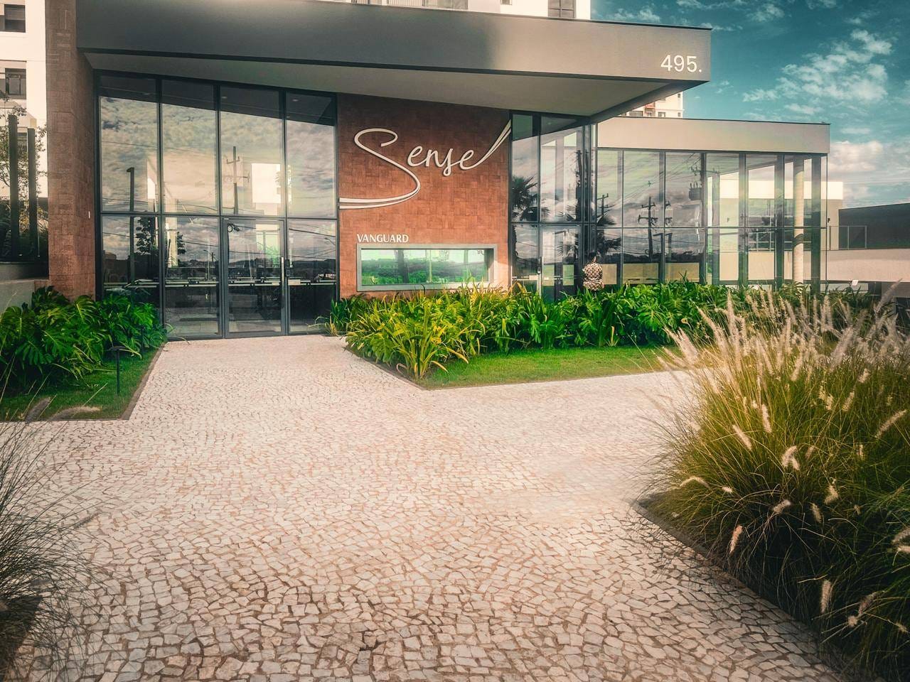 Apartamento à venda, Edifício Sense, 79m² úteis, 2 quartos (1 suíte), andar alto, ampla sacada com churrasqueira - Terra Bonita, Londrina, PR