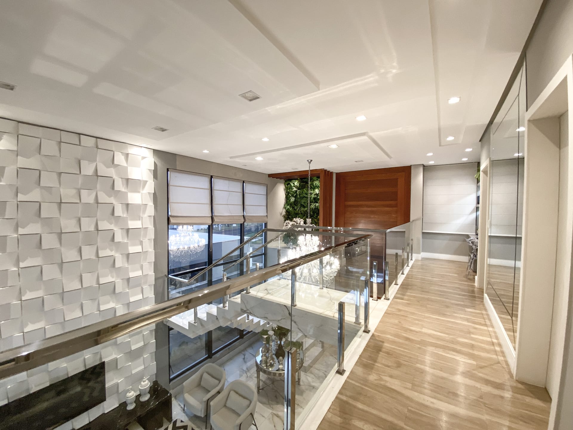Casa venda e locação no Cond. Alphaville II, 300m² úteis, mobiliada, decorada com 4 quartos sendo 2 suítes e 2 demi-suites, piscina, hidromassage
