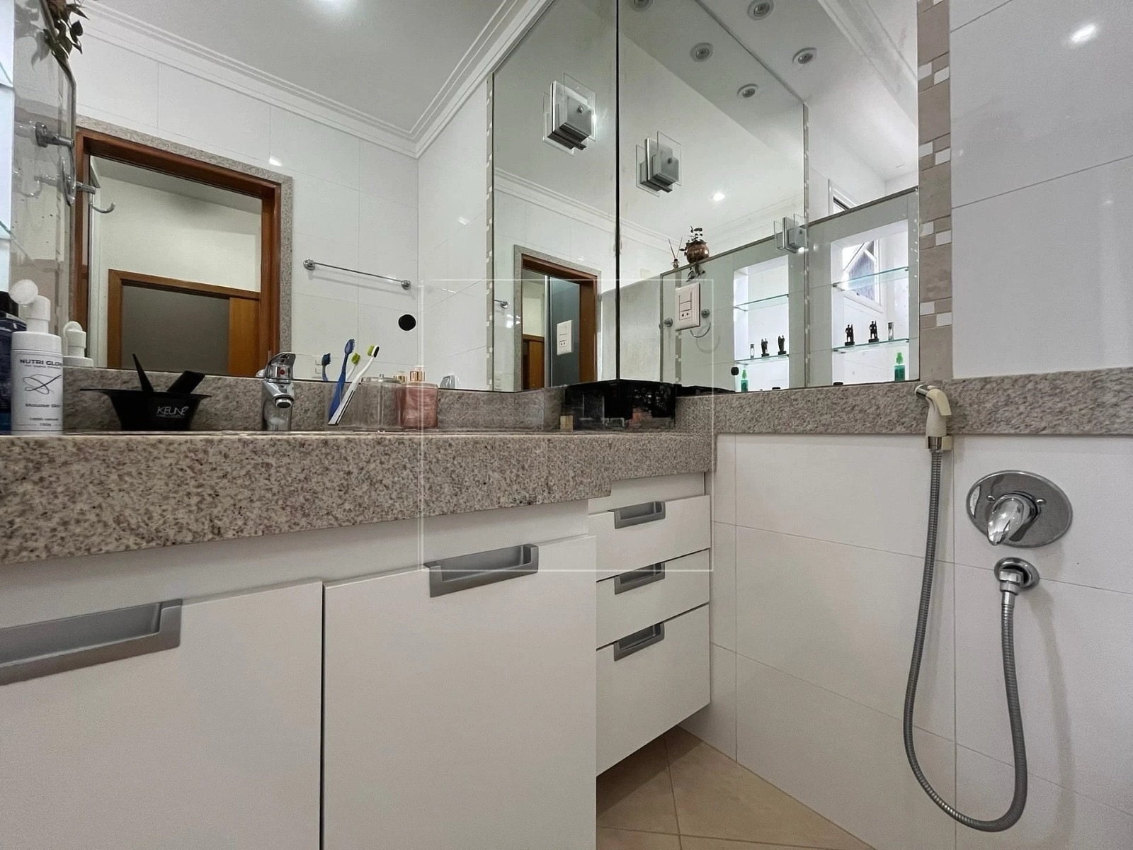 Casa à venda, Alphaville Imbuias, 400m² úteis, 4 quartos sendo 3 suítes, mobiliada -  Vivendas do Arvoredo, Londrina, PR