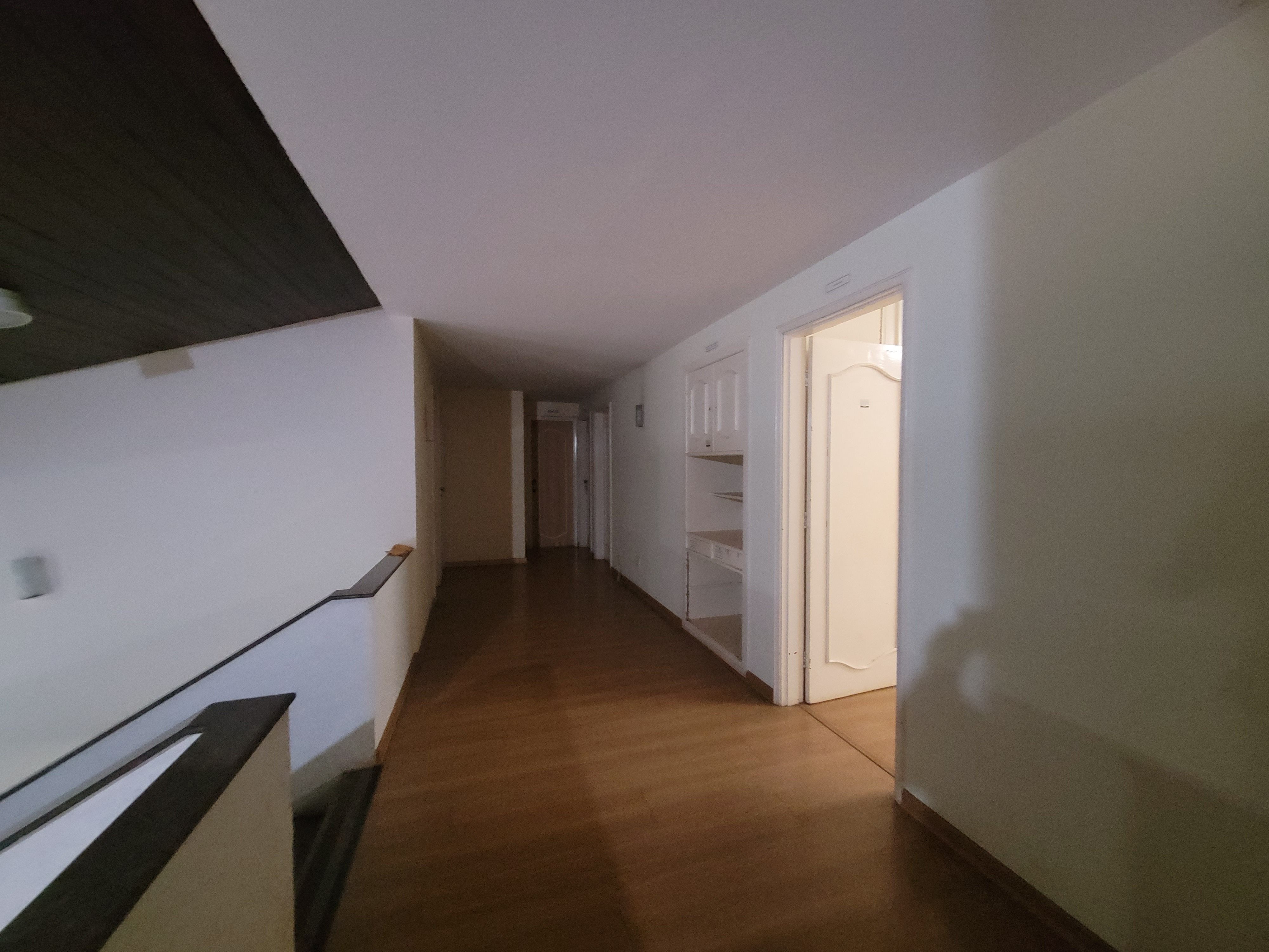 Sobrado à venda, 438m², 5 quartos sendo 3 suítes, 4 banheiros, 4 vagas de garagem no centro de Londrina, PR