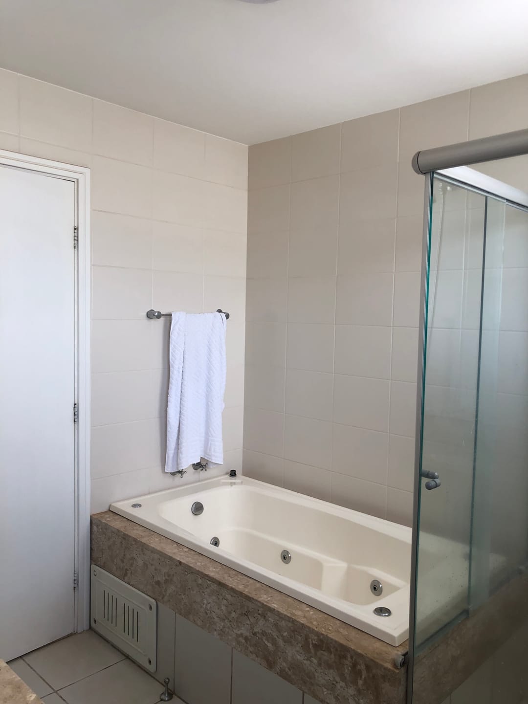 Apartamento à venda, Edifício Dolce Vita, 131,89m² úteis, 3 quartos (1 suíte), ampla varanda com churrasqueira, 2 vagas - Caiçaras, Londrina, PR
