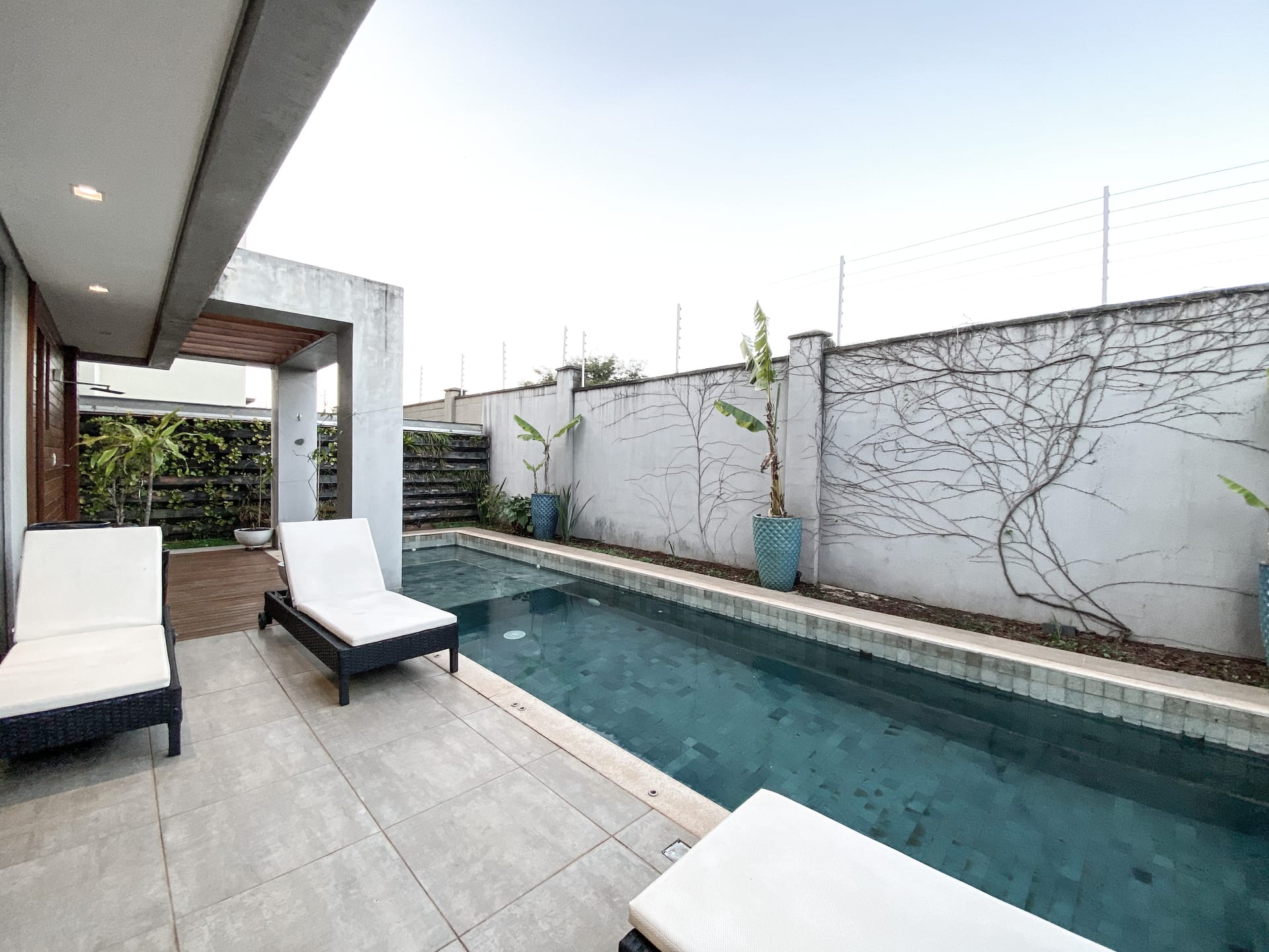 Casa venda e locação no Cond. Alphaville II, 300m² úteis, mobiliada, decorada com 4 quartos sendo 2 suítes e 2 demi-suites, piscina, hidromassage