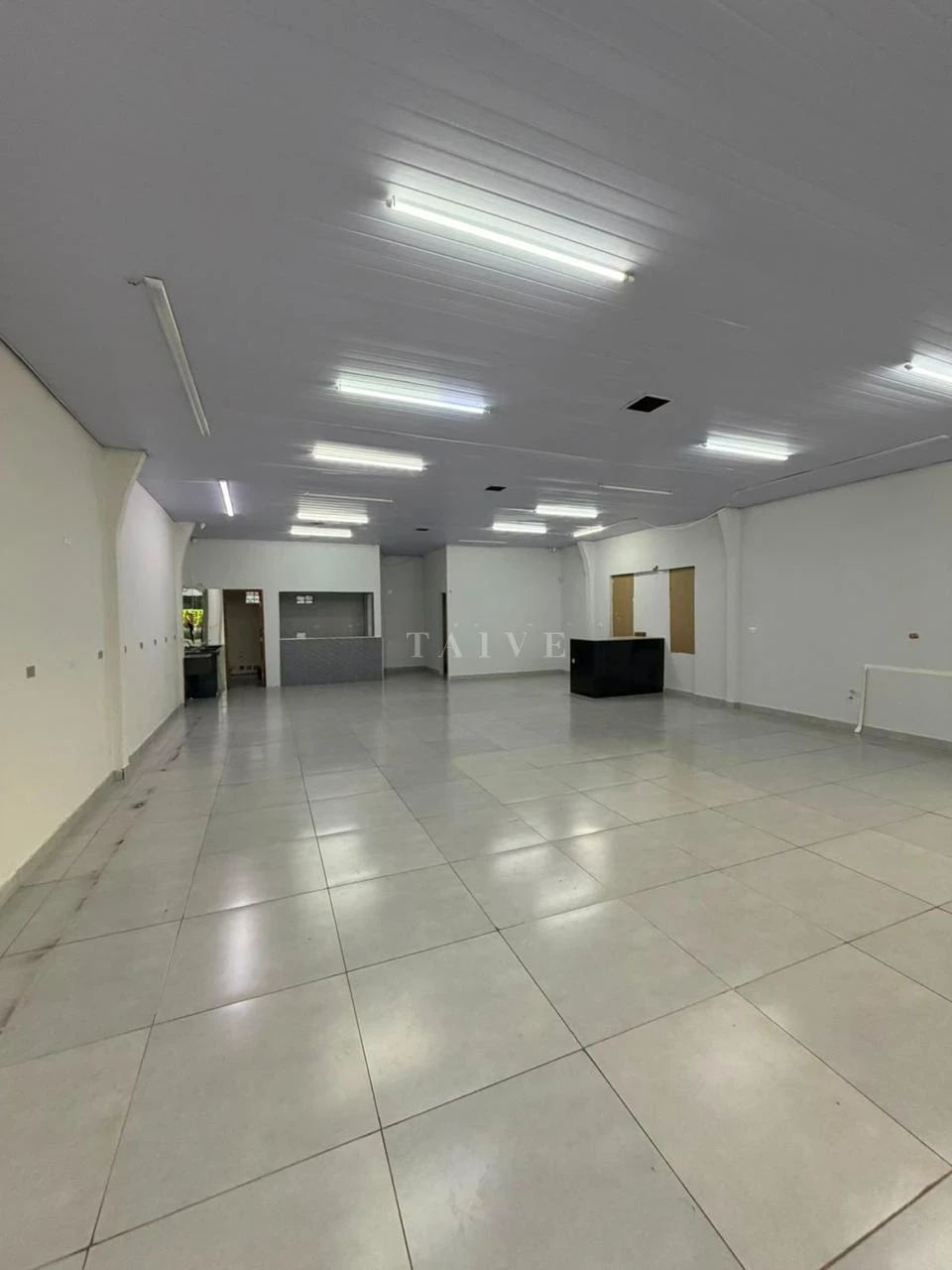 Imagens do imóveis Sala comercial de 741 m² para alugar na Avenida Tiradentes, Londrina/PR.