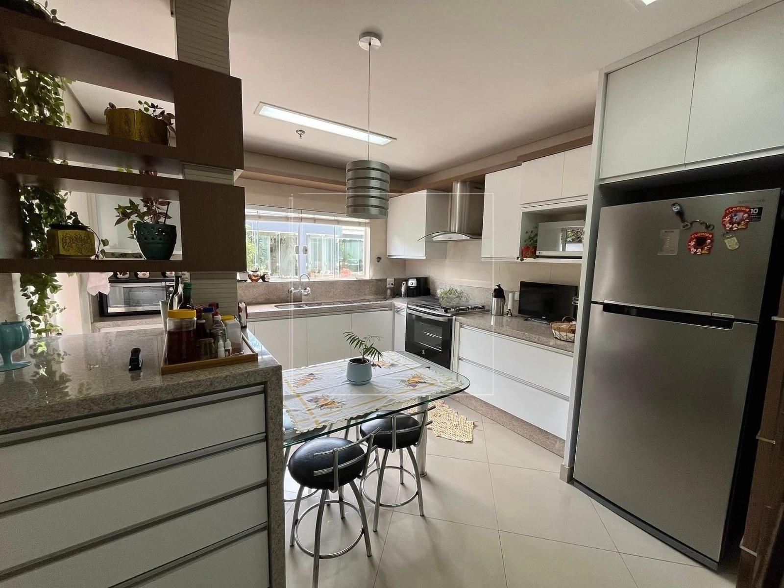 Casa à venda, Alphaville Imbuias, 400m² úteis, 4 quartos sendo 3 suítes, mobiliada -  Vivendas do Arvoredo, Londrina, PR