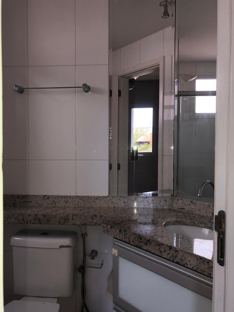 Apartamento à venda, Edifício Mirante do Lago, 76m² úteis, 3 quartos sendo 1 suíte, sacada com churrasqueira - Gleba Fazenda Palhano, Londrina, P