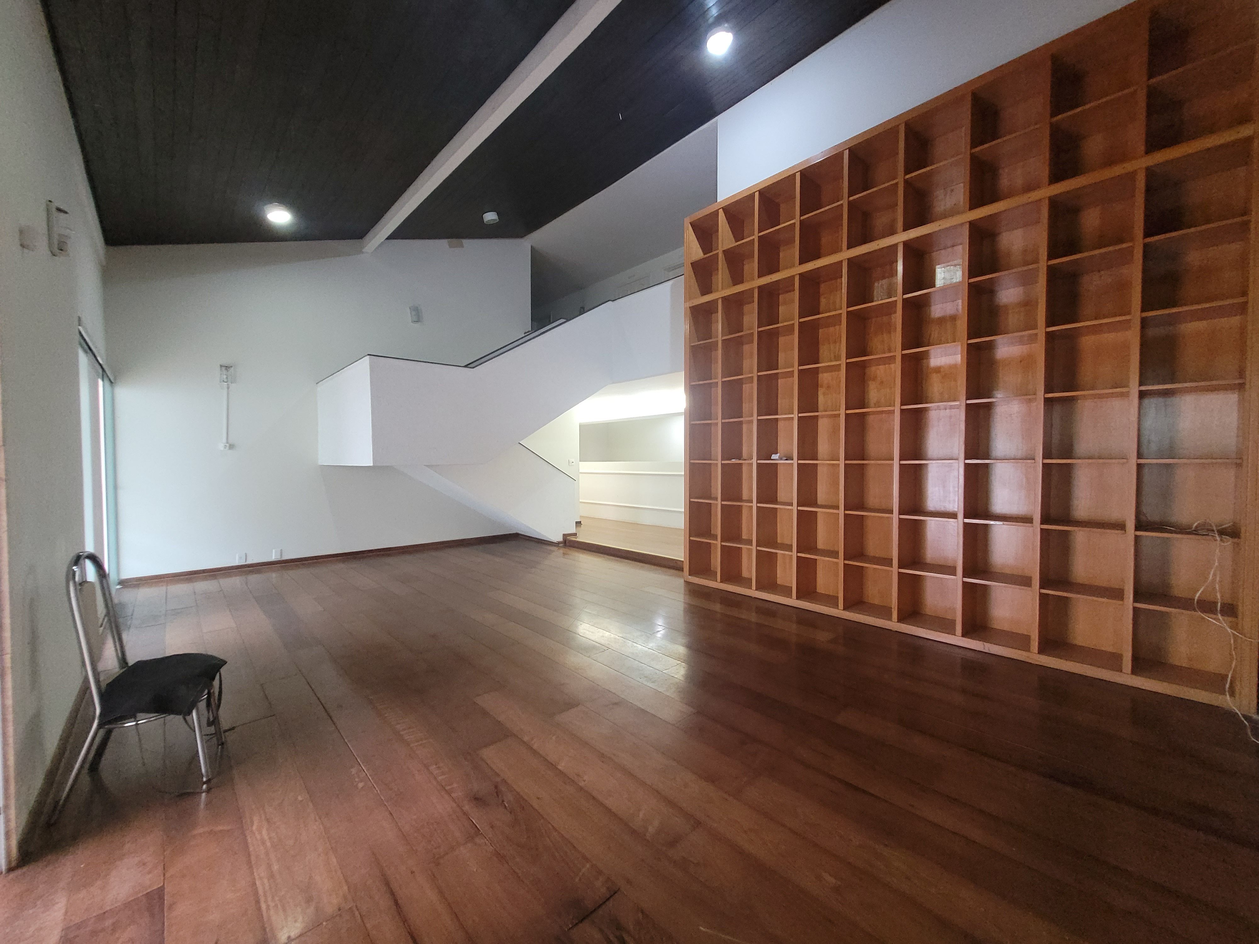 Sobrado à venda, 438m², 5 quartos sendo 3 suítes, 4 banheiros, 4 vagas de garagem no centro de Londrina, PR