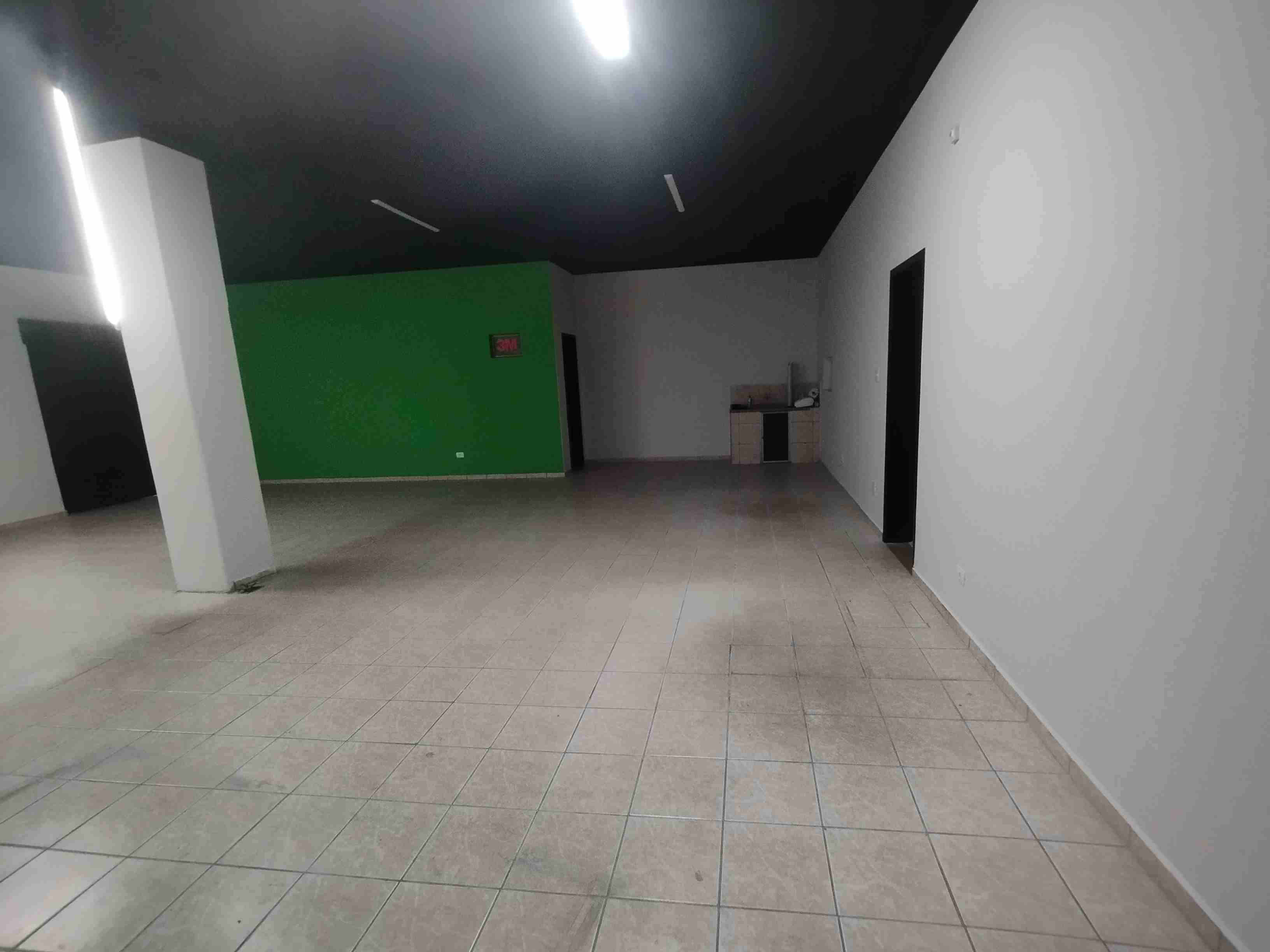 Barracão para locação, Av. Maringá, 358M² úteis, amplo, 5 garagens, Londrina-PR