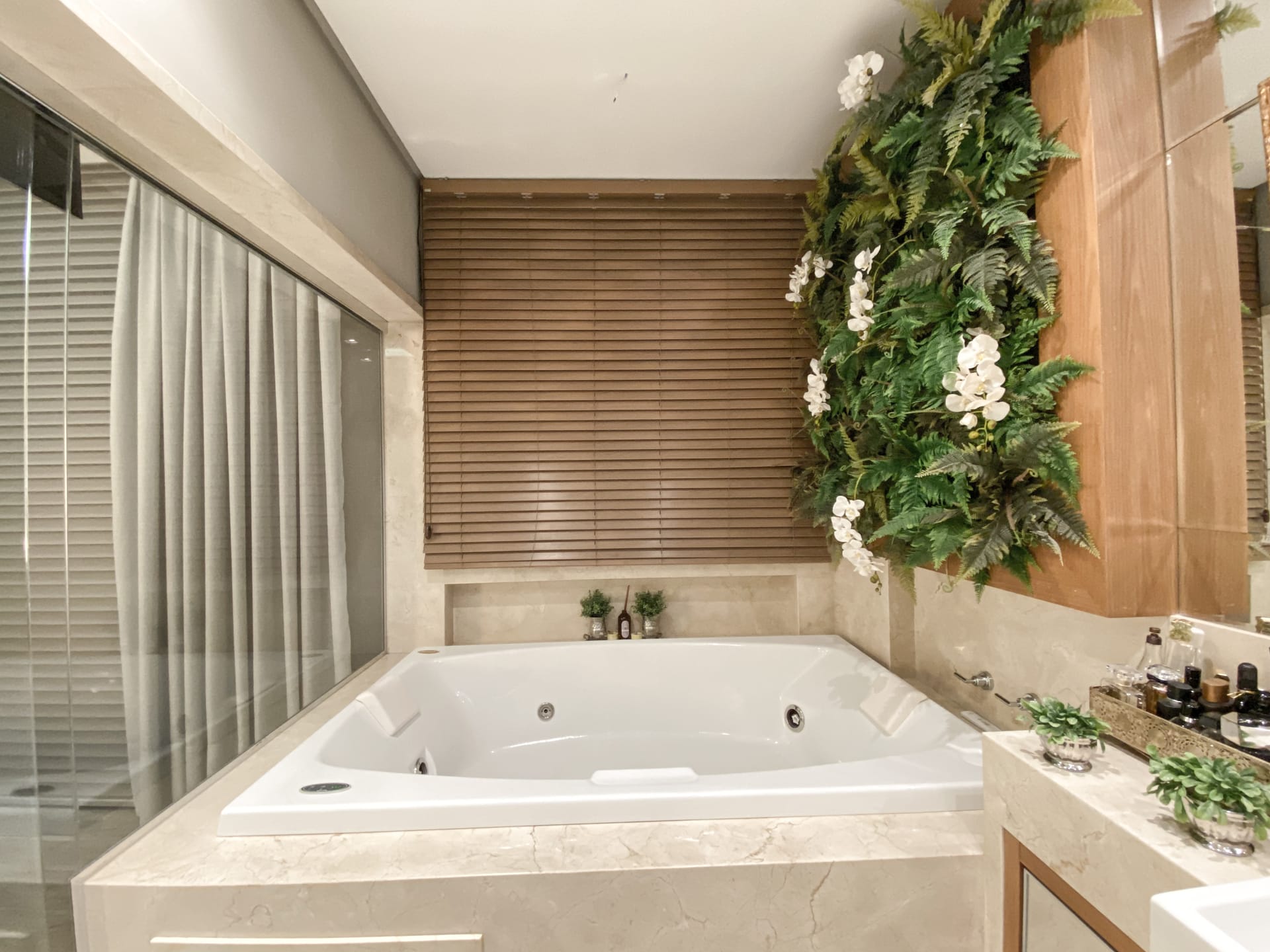 Casa venda e locação no Cond. Alphaville II, 300m² úteis, mobiliada, decorada com 4 quartos sendo 2 suítes e 2 demi-suites, piscina, hidromassage