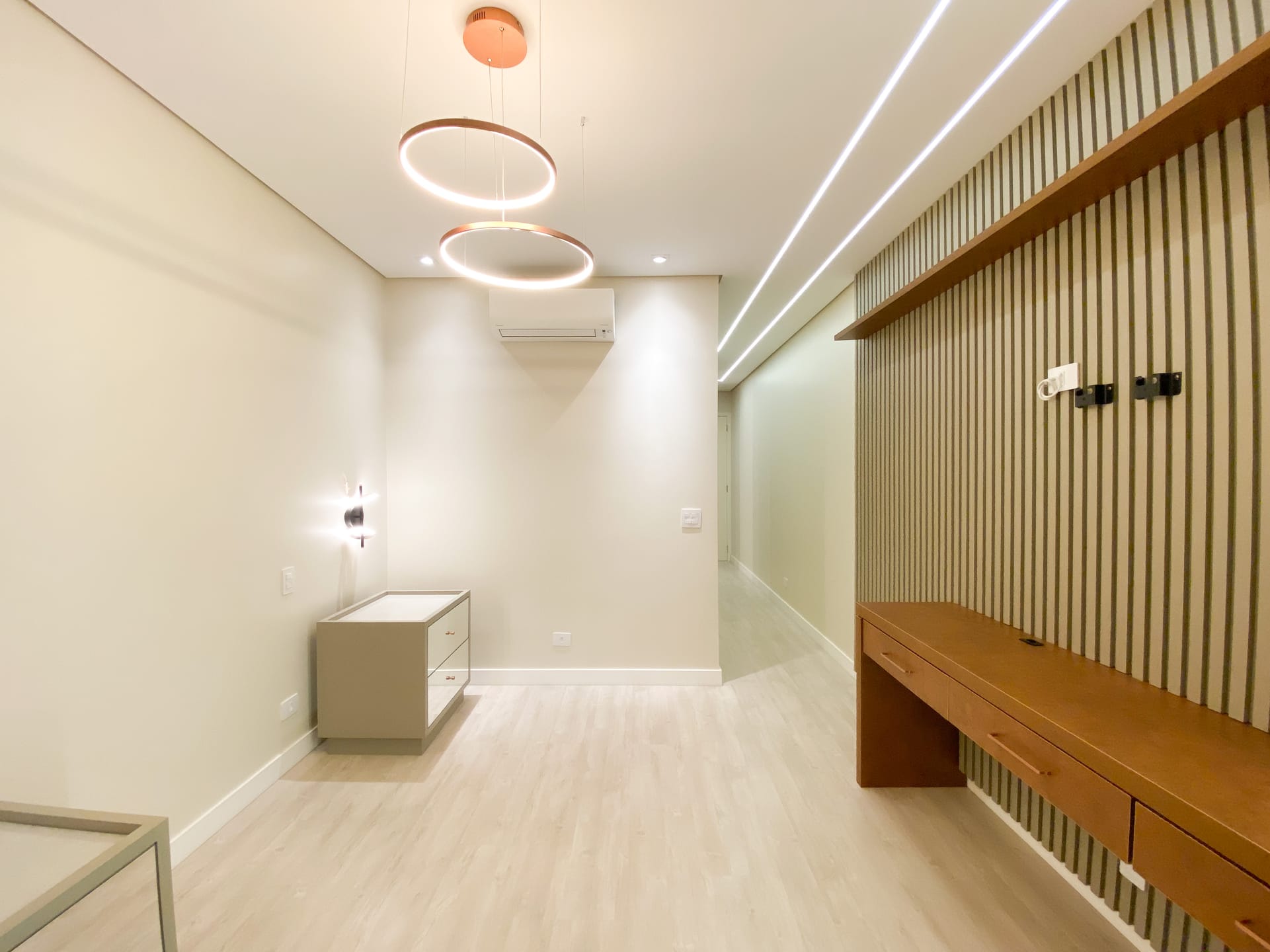 Sobrado à Venda, 302m² úteis,  3 suítes, decorado no Cond.Vivenda Vivendas do Arvoredo, Londrina, PR